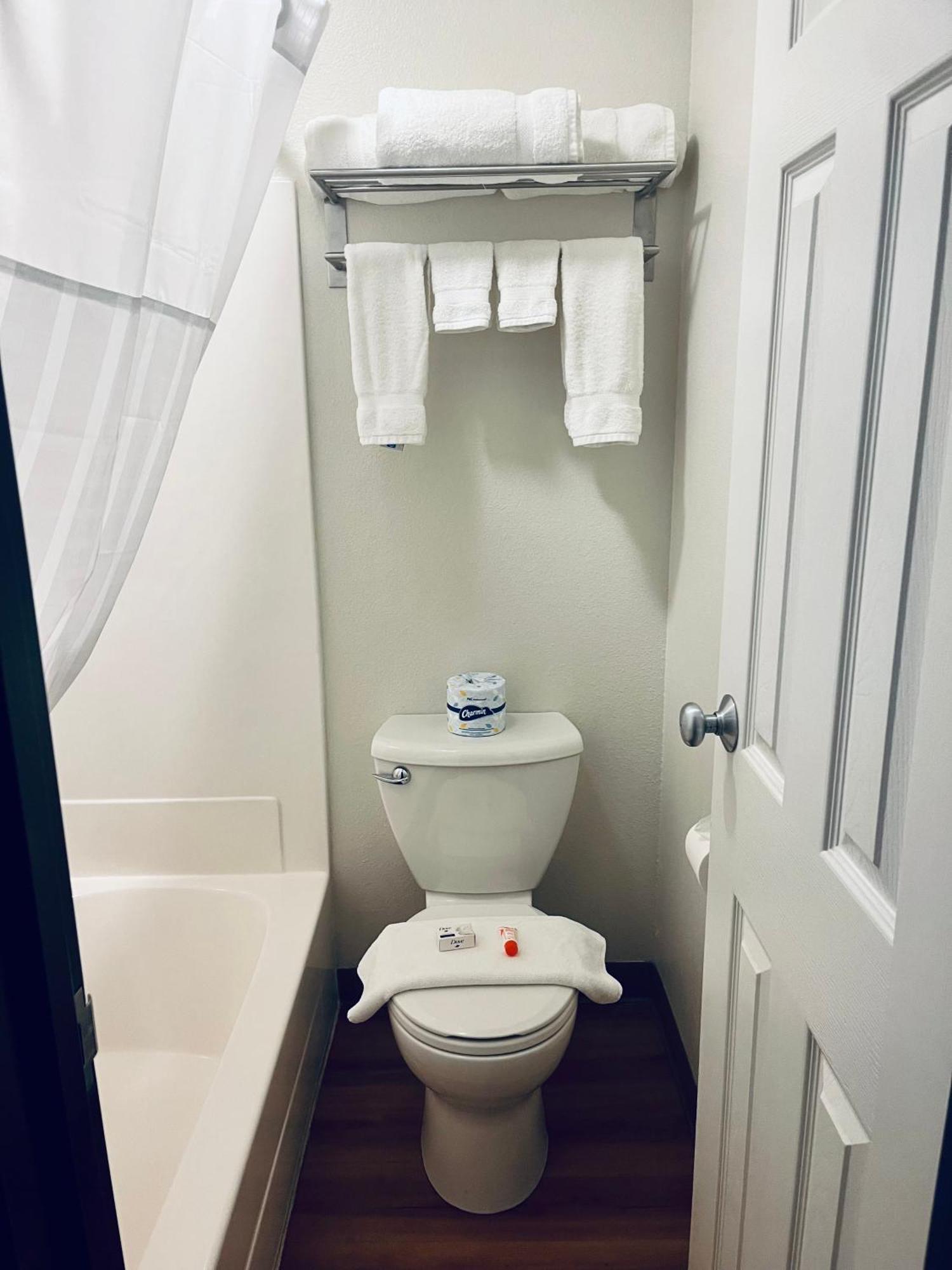 Deluxe King Room - Non-Smoking