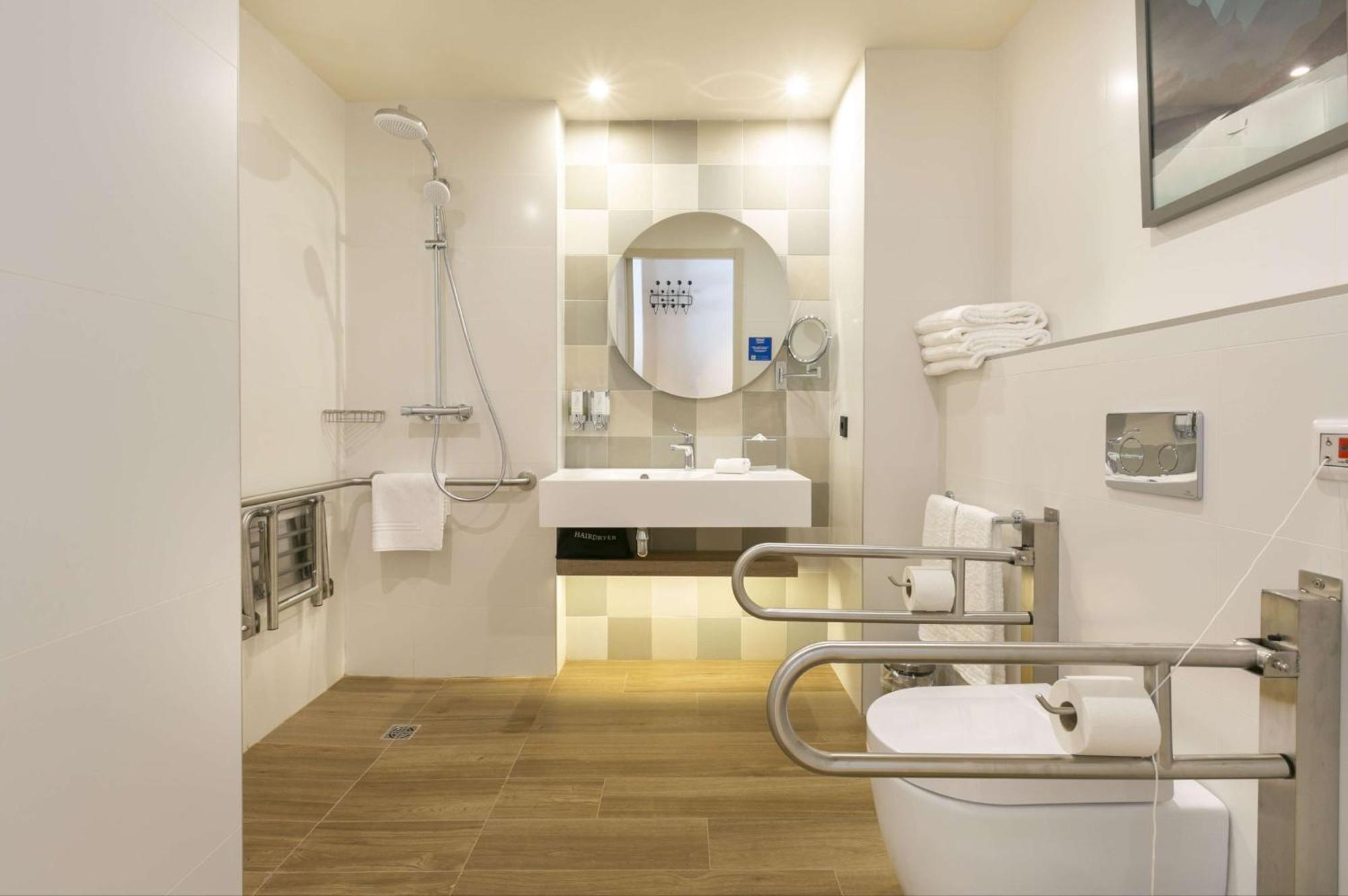Queen Room - Accessible,1544263009:JPEG