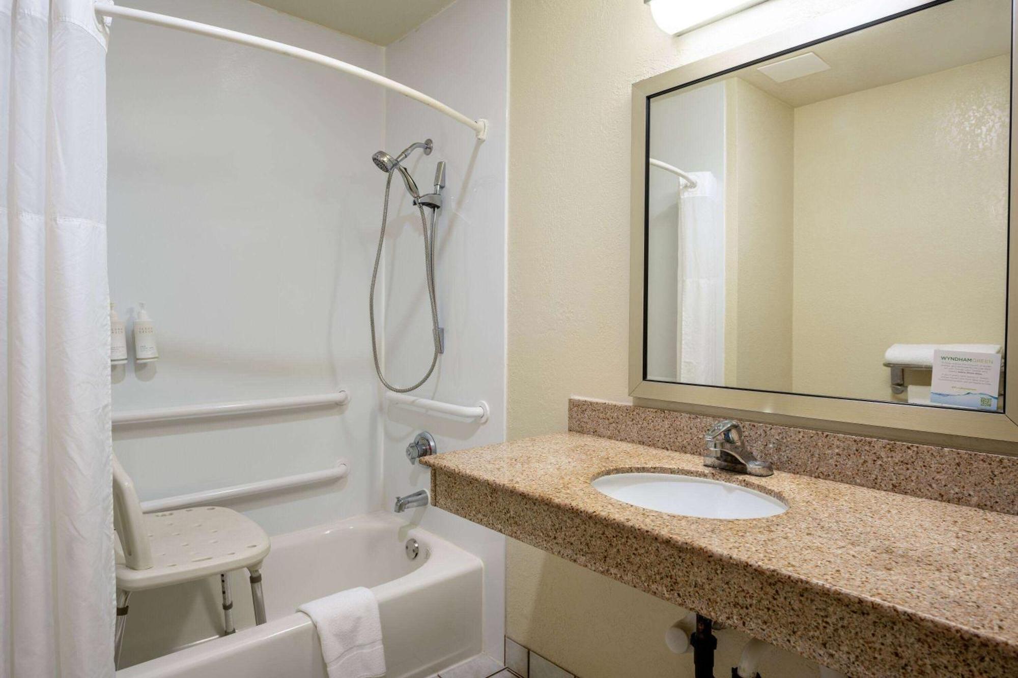 Queen Room - Disability Access/Non-Smoking