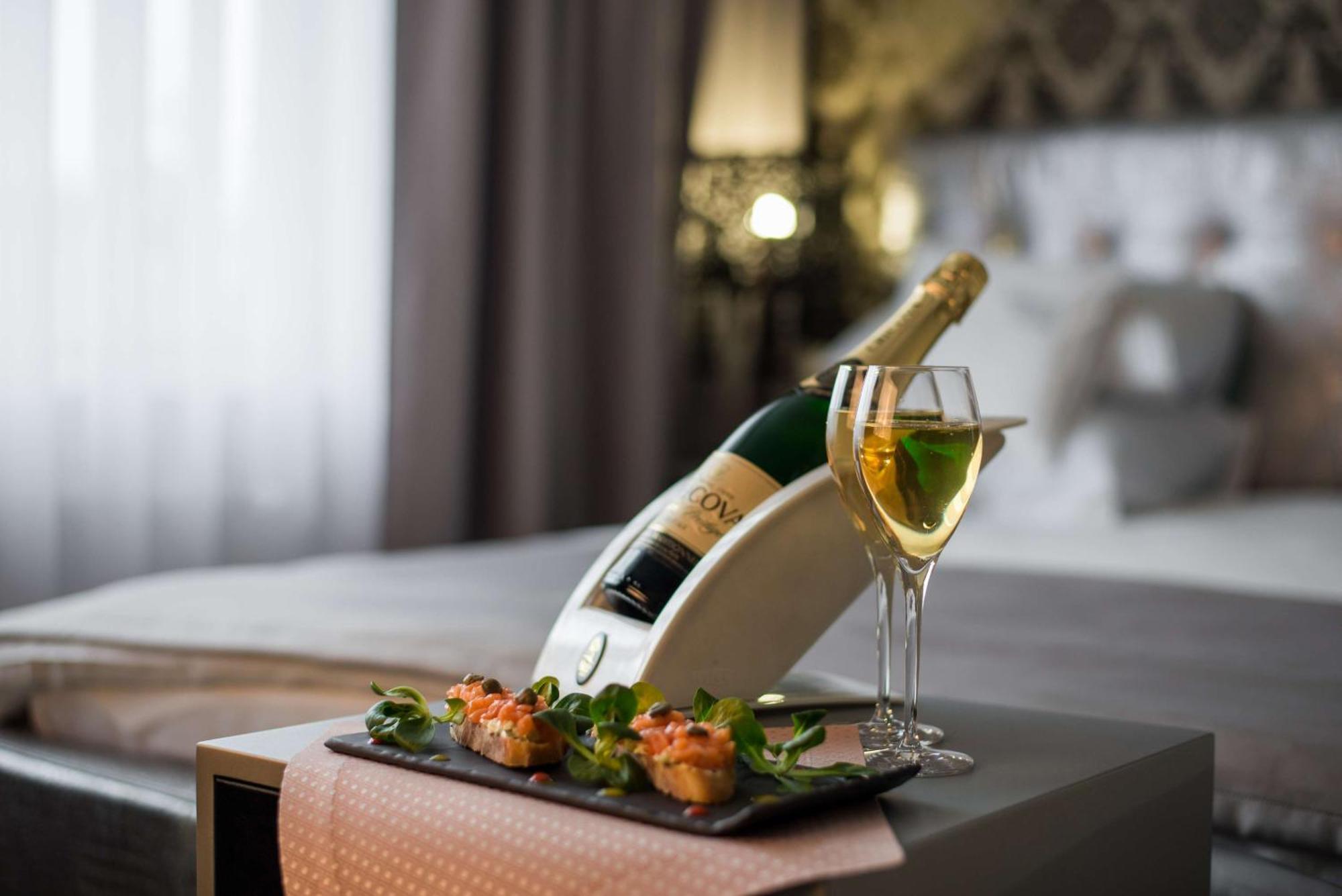 Suite Bathtub Living Room Non Smoking Room 02 beer or 02 PegsIMFL or 02 Mocktails 02 pcs laundry Complimentary INR 500 Hotel Credit redeemable on Food & Soft Beverages on Mini Bar,1544321617:JPEG