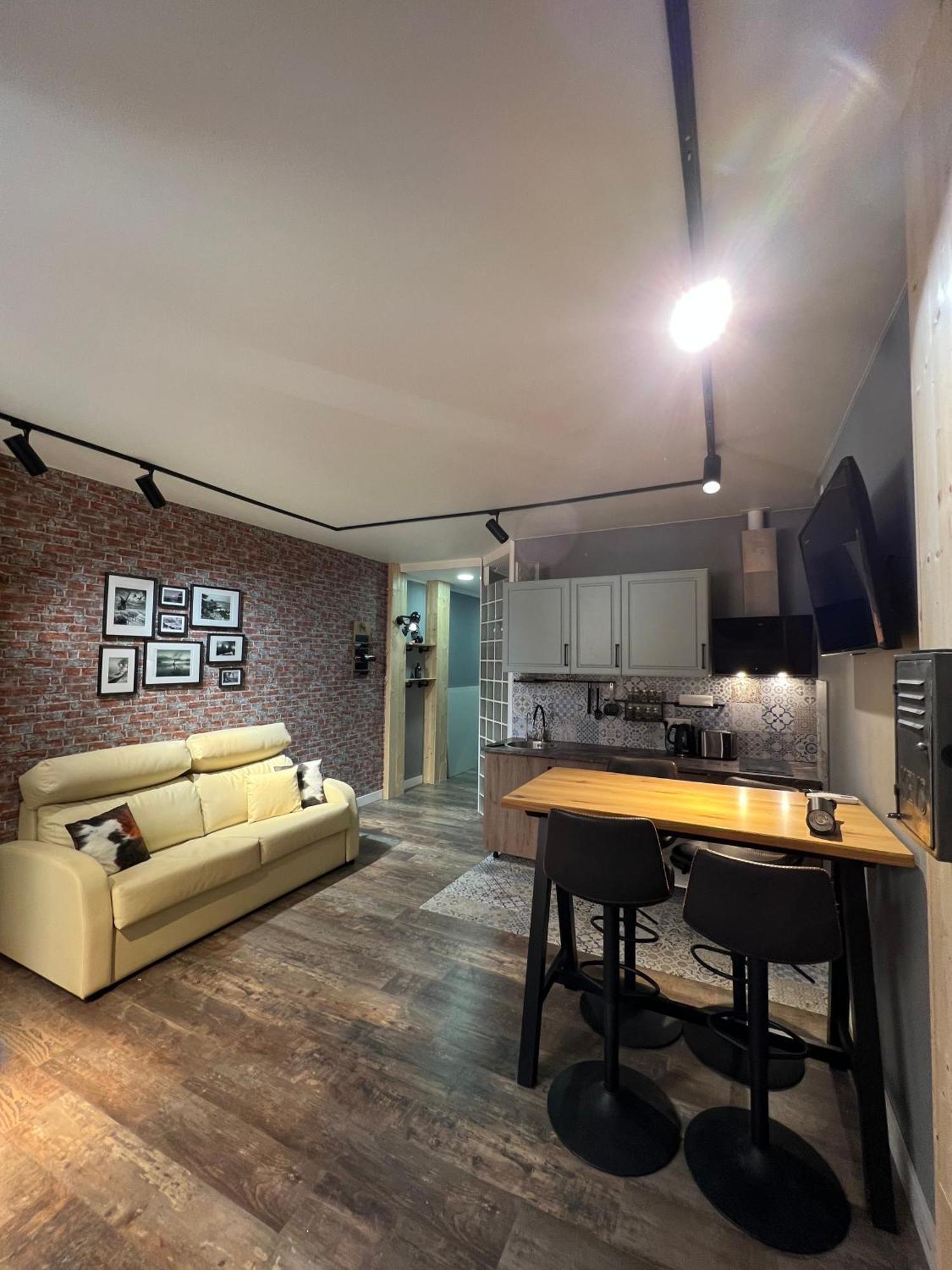 One-Bedroom Apartment,1544450092:JPEG