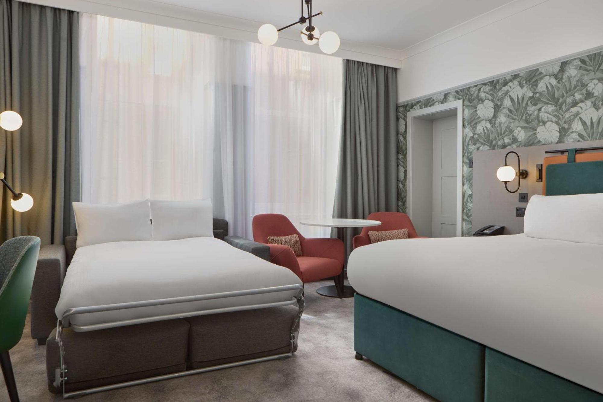Habitación Doble Superior con sofá cama y cama grande