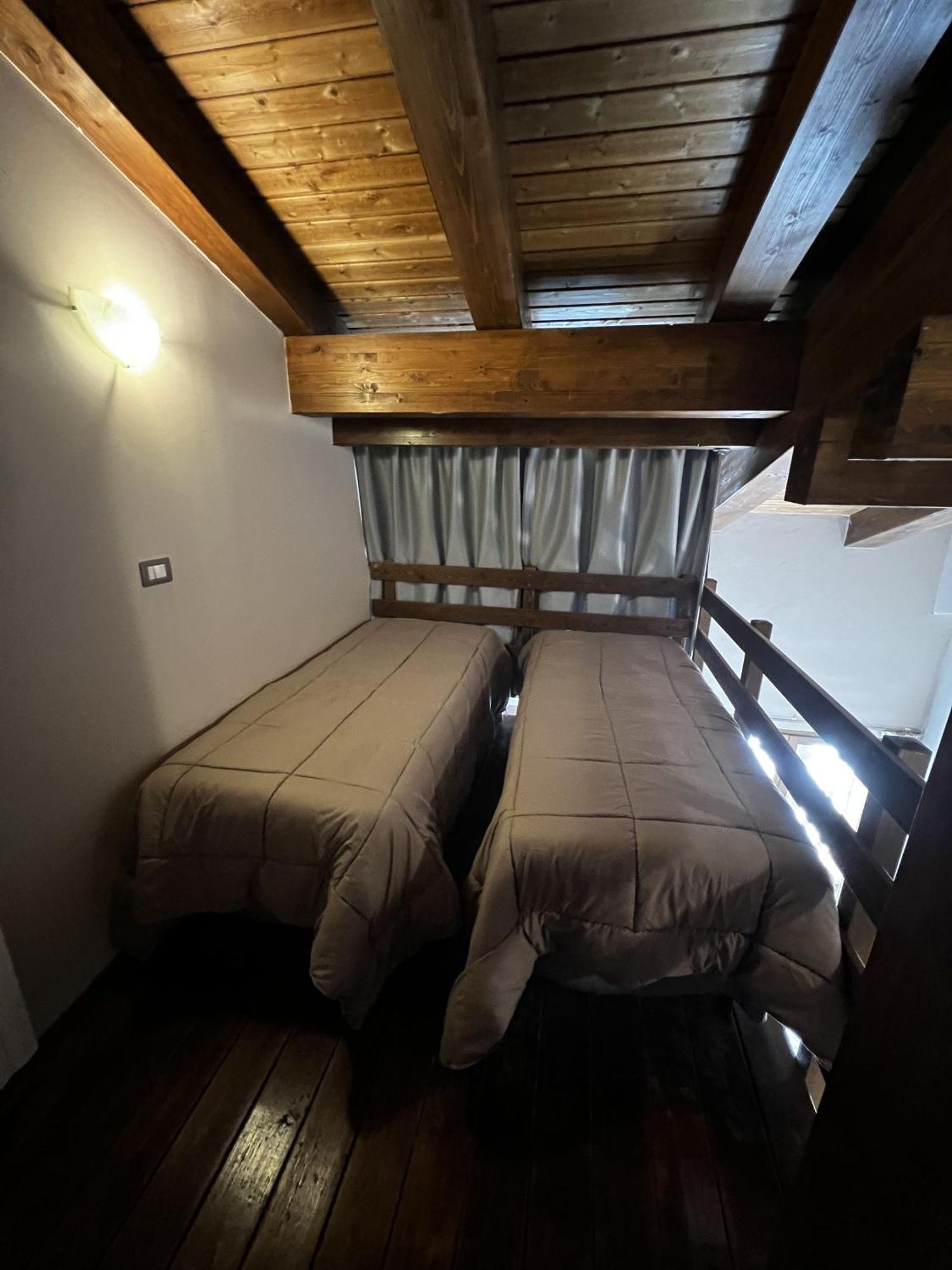 Ampio Appartamento su 2 Livelli con 2 Camere da Letto, 2 Balconi e Vista Montagna