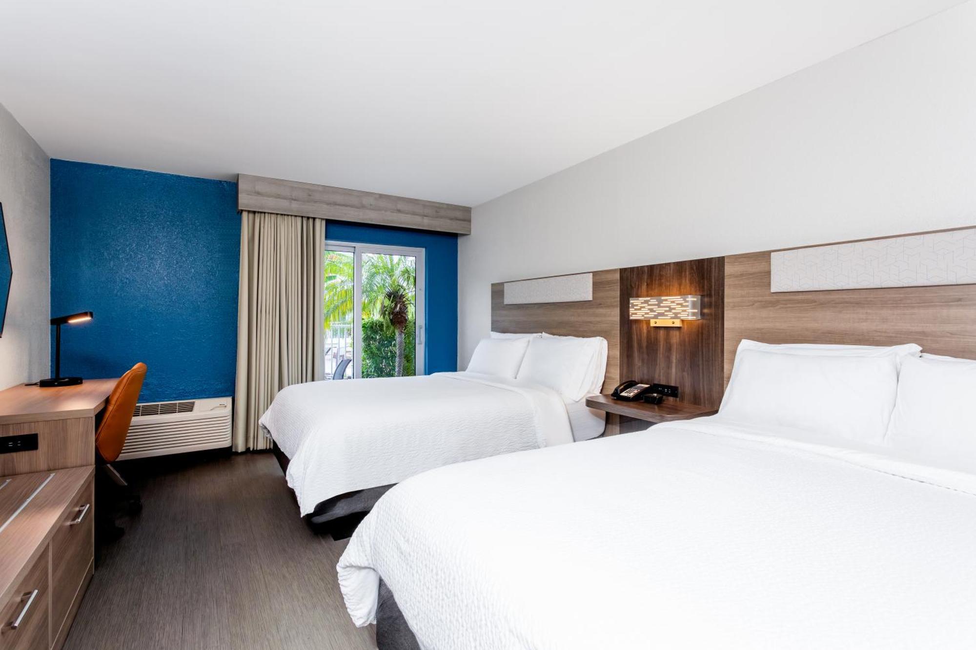 Standard Queen Room with Pool Access