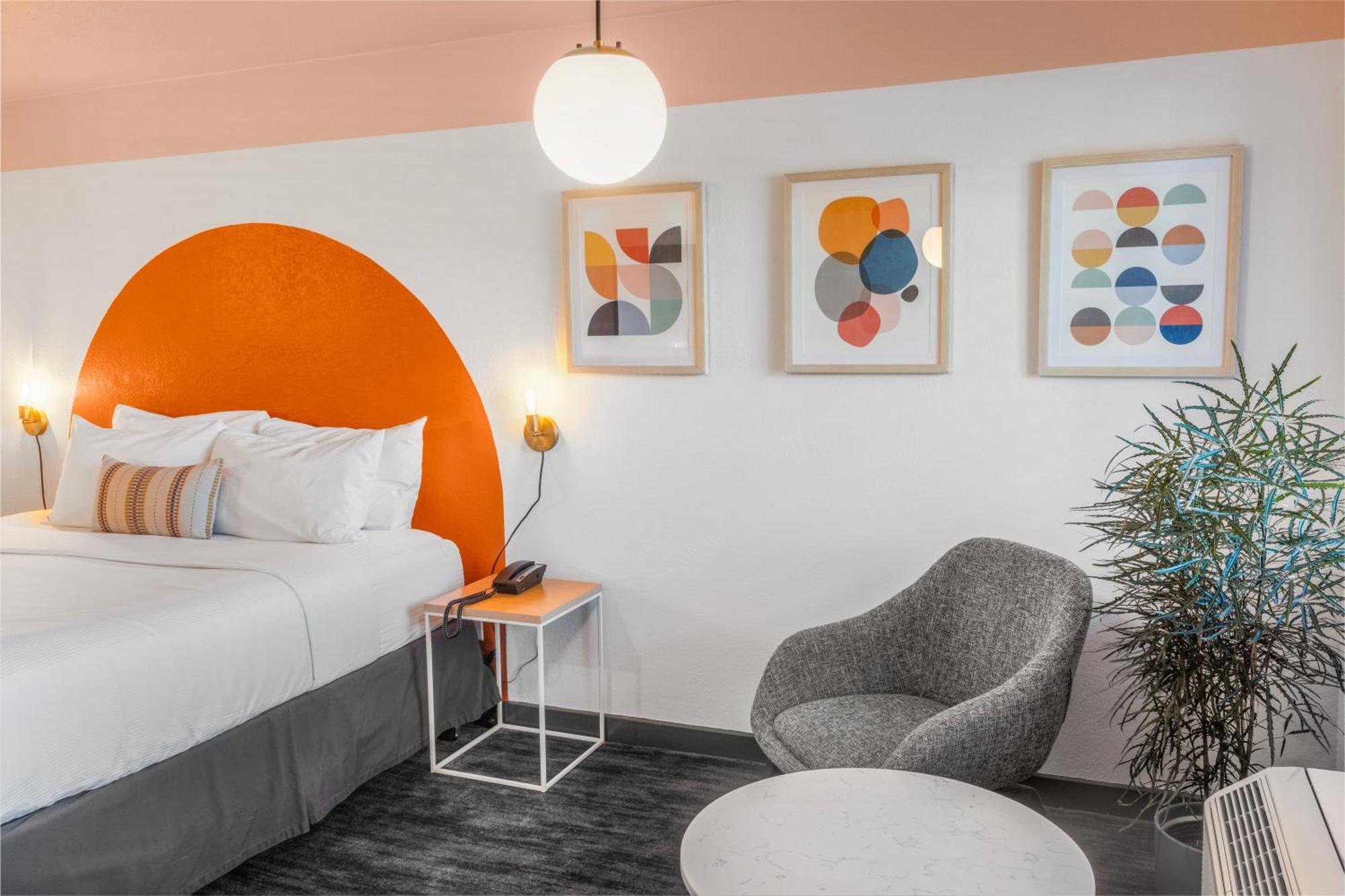 Efficiency King Room with Roll-In Shower - Disability Access/Non Smoking