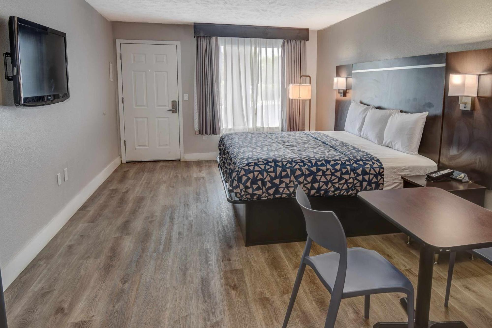 King Room with River View - Non Smoking/Exterior Corridor