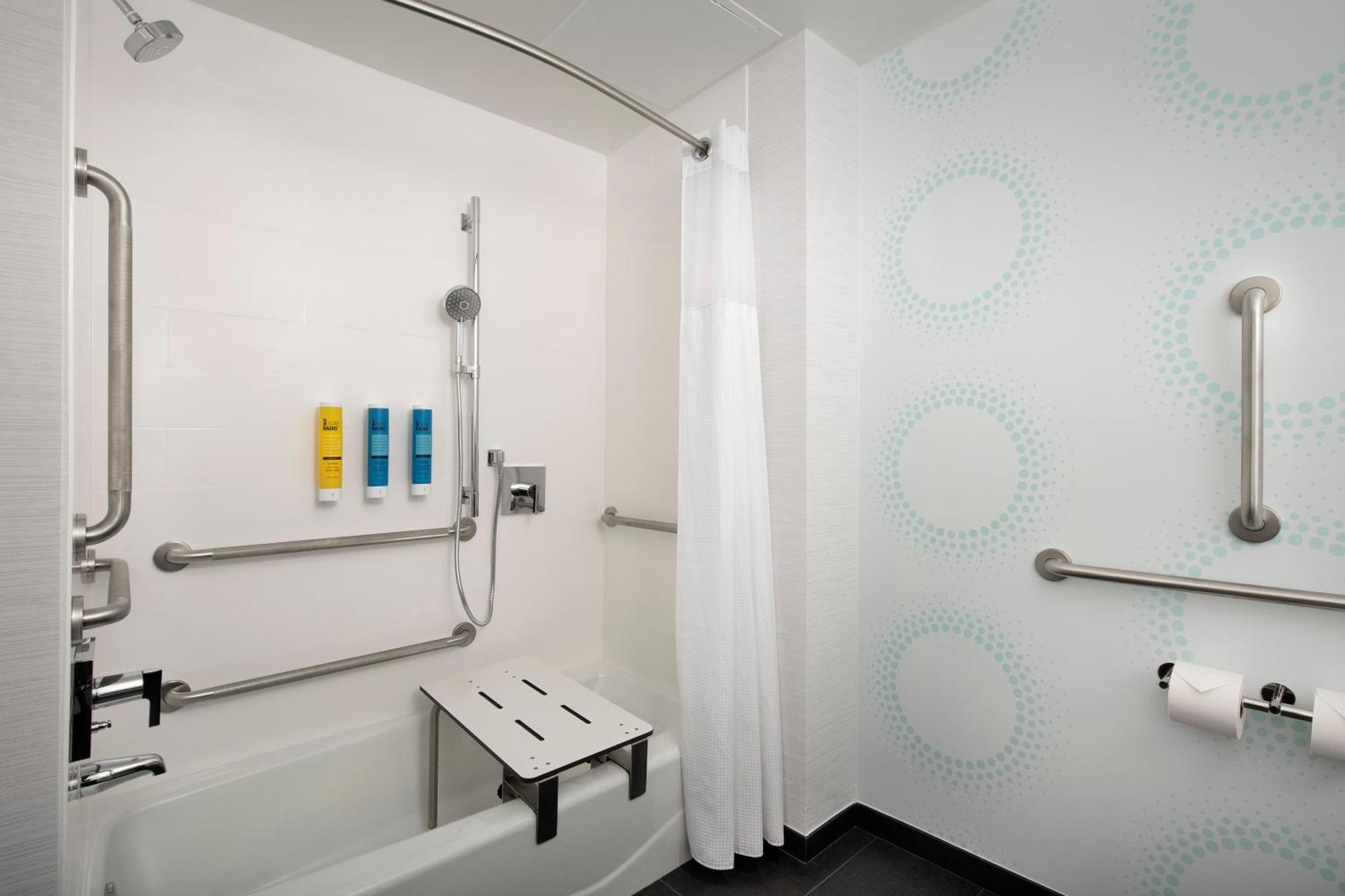 King Room with Bath Tub - Mobility Access