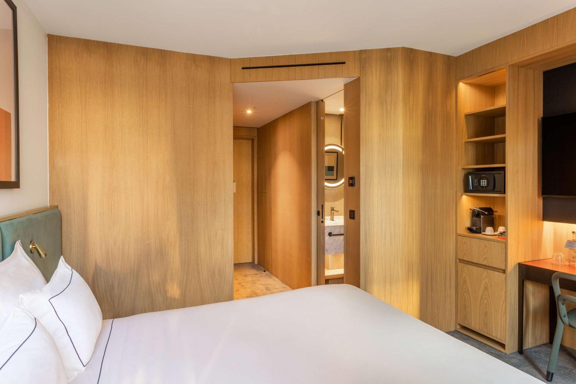 Habitación con cama grande y balcón