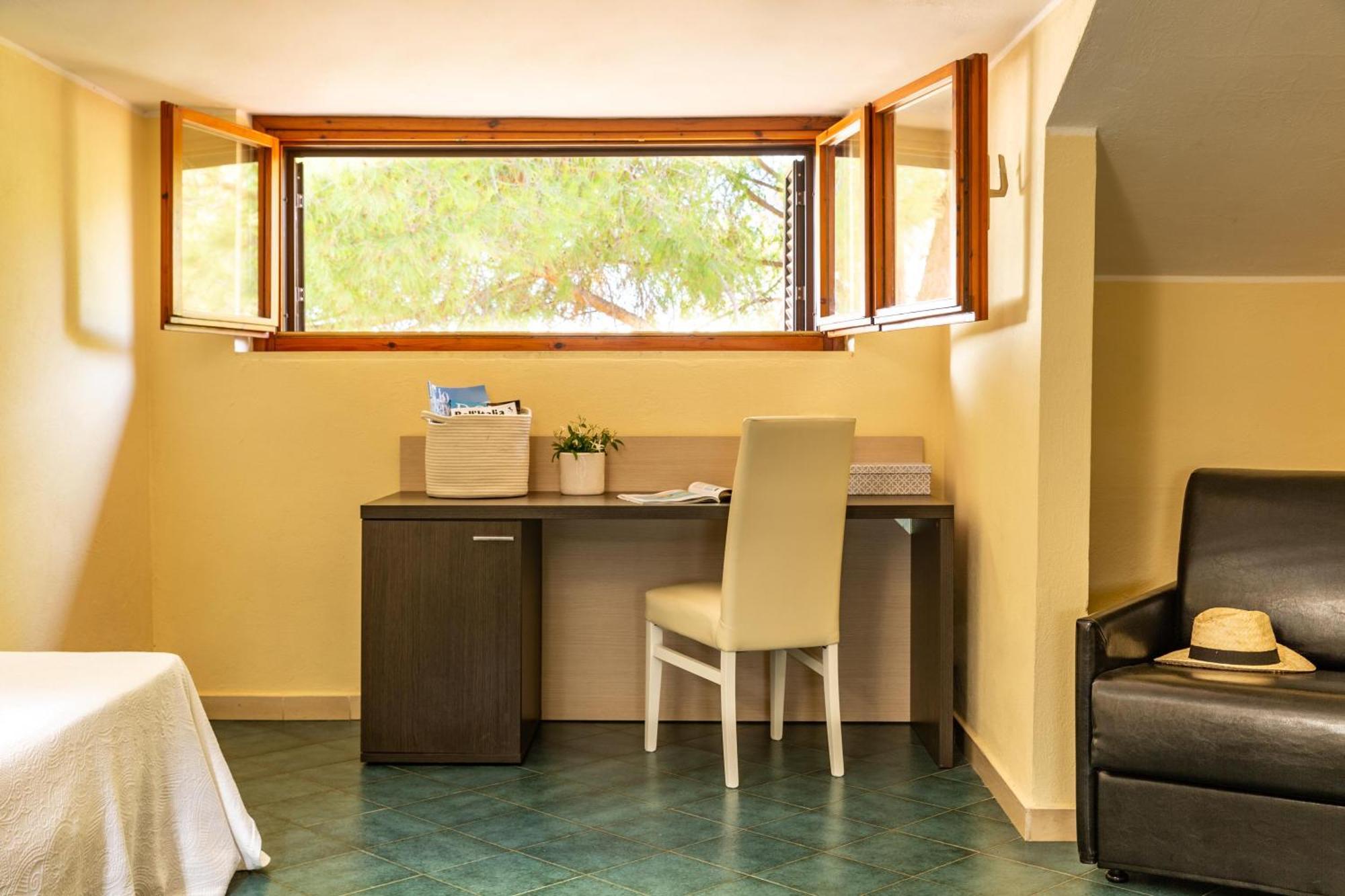 Camera Tripla Economy