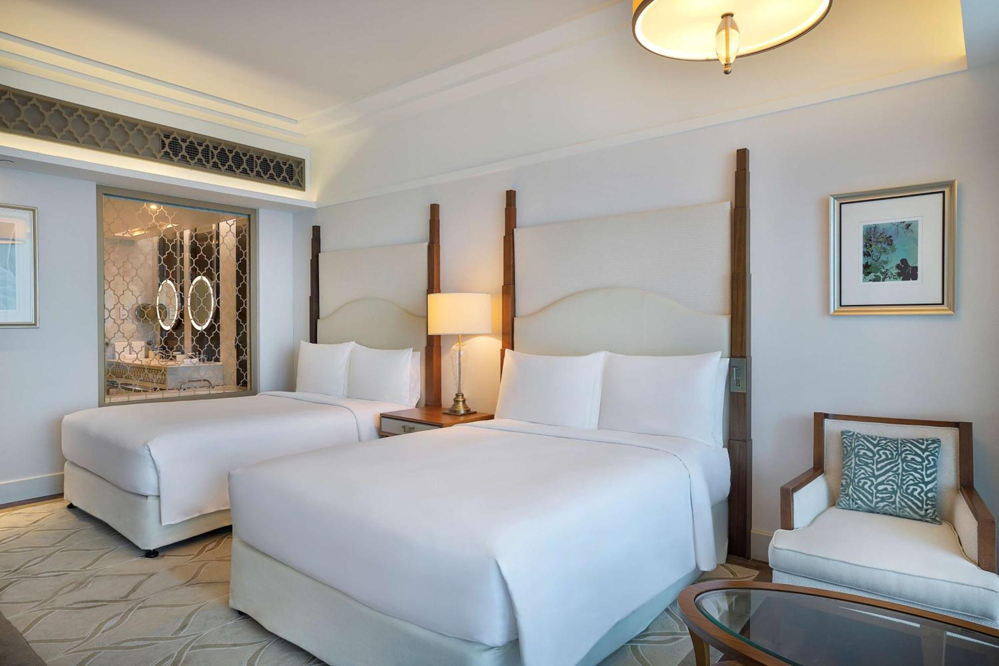 Club Zimmer mit 2 Queensize-Betten und Meerblick