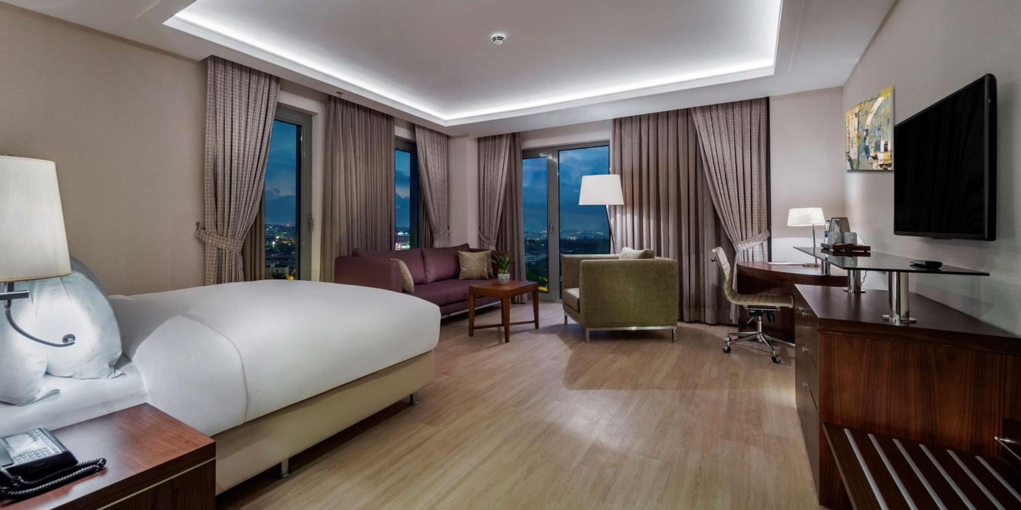 Eckzimmer mit Kingsize-Bett