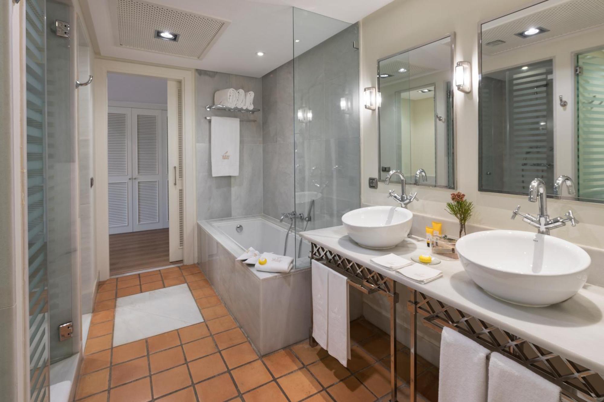 Suite Junior con vistas al jardín (2 adultos)