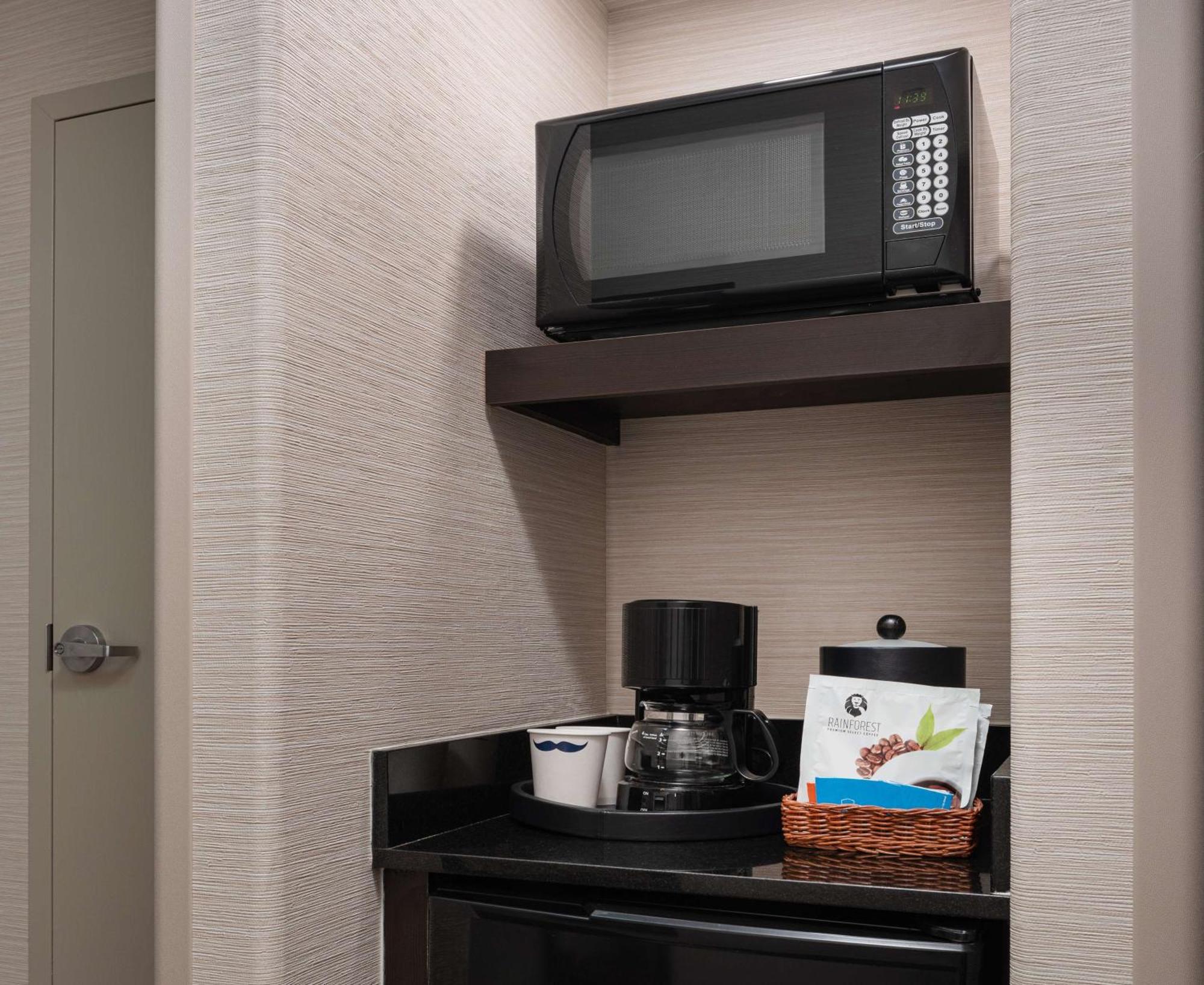 King Room with King Bed - Non-Smoking