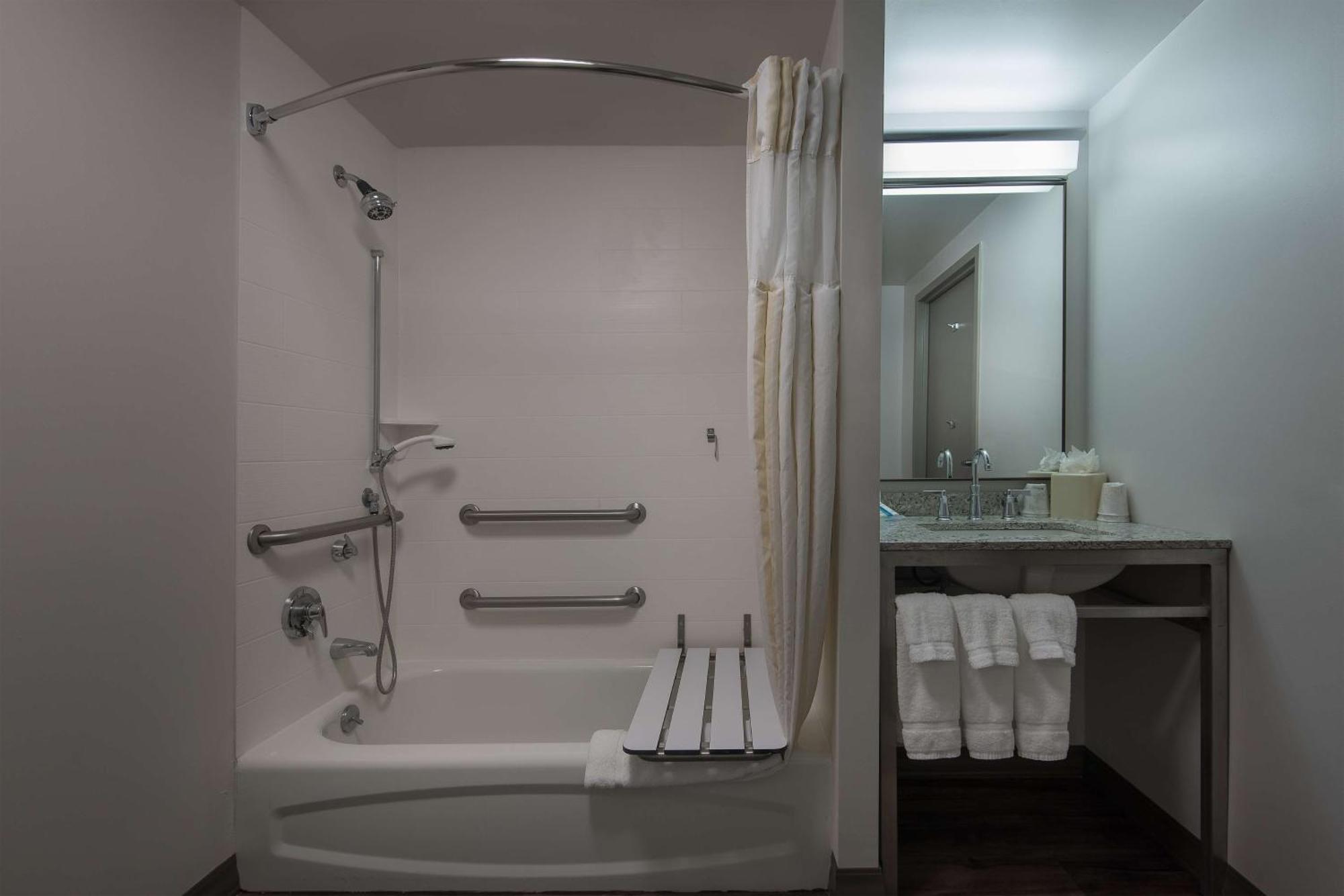 King Room Tub Mobility Hearing Access,1548677521:JPEG