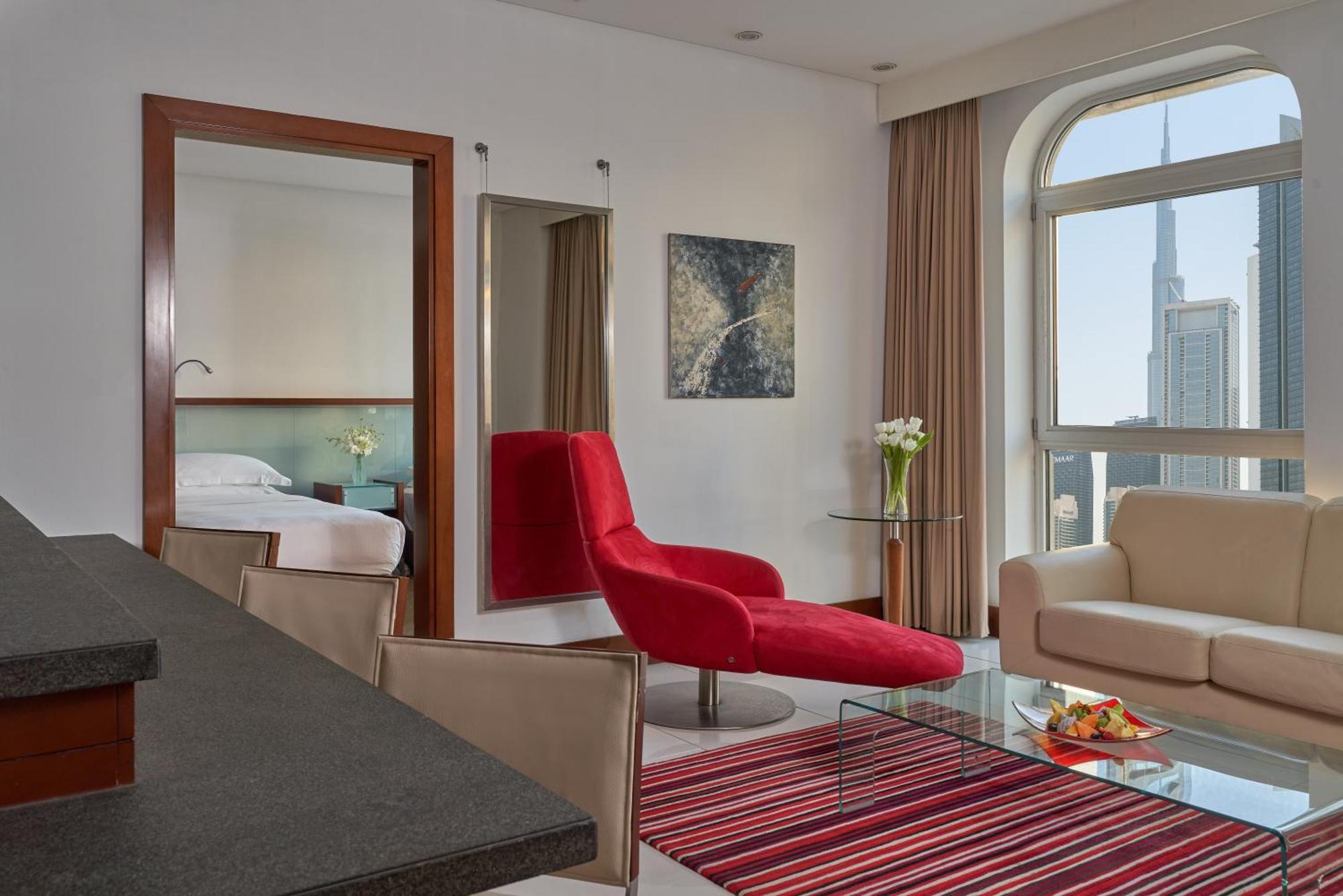 Suite mit 1 Schlafzimmer mit 2 Einzelbetten und Blick auf den Burj Khalifa