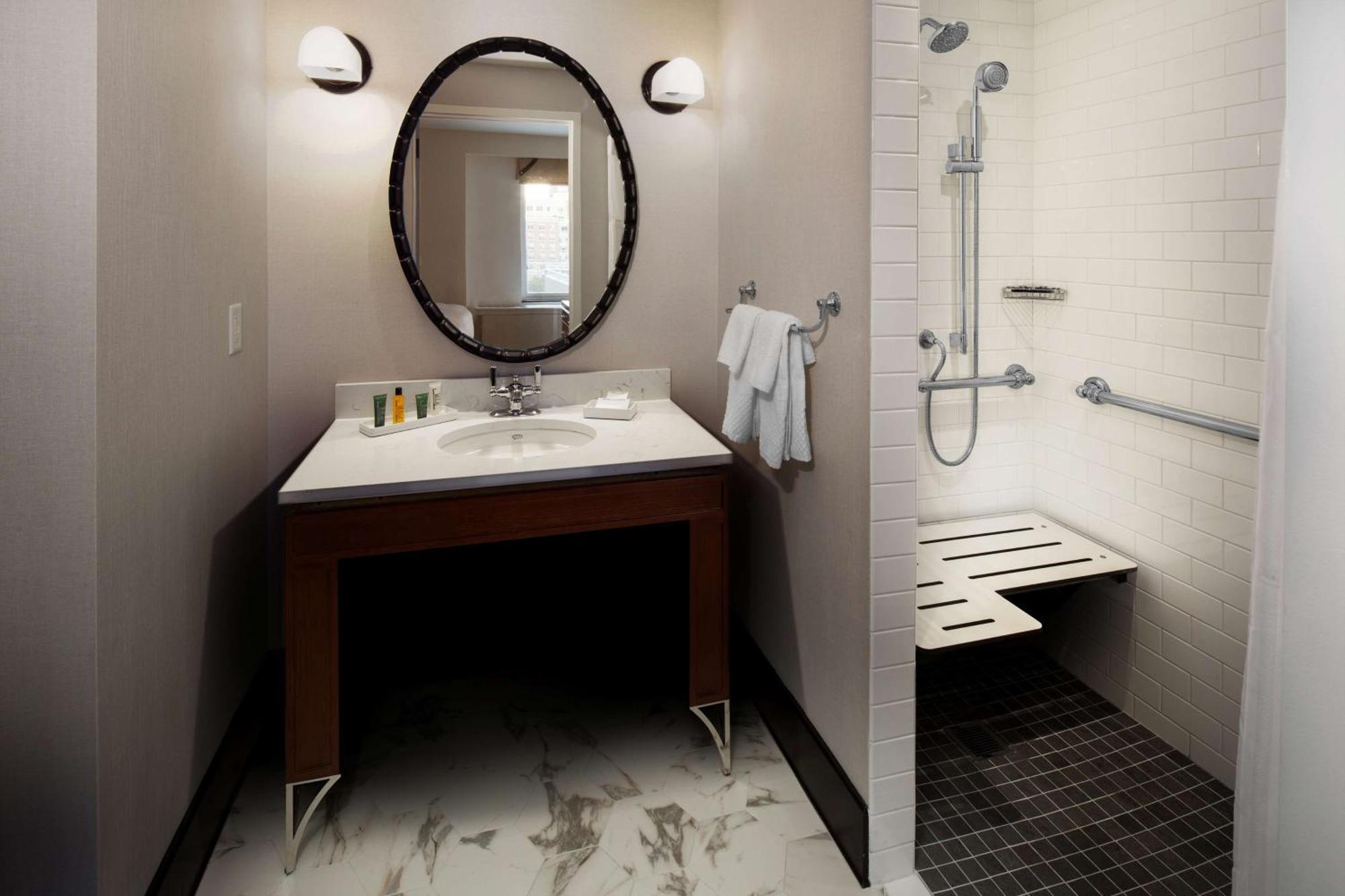 King Room with Roll-In Shower - Mobility Access