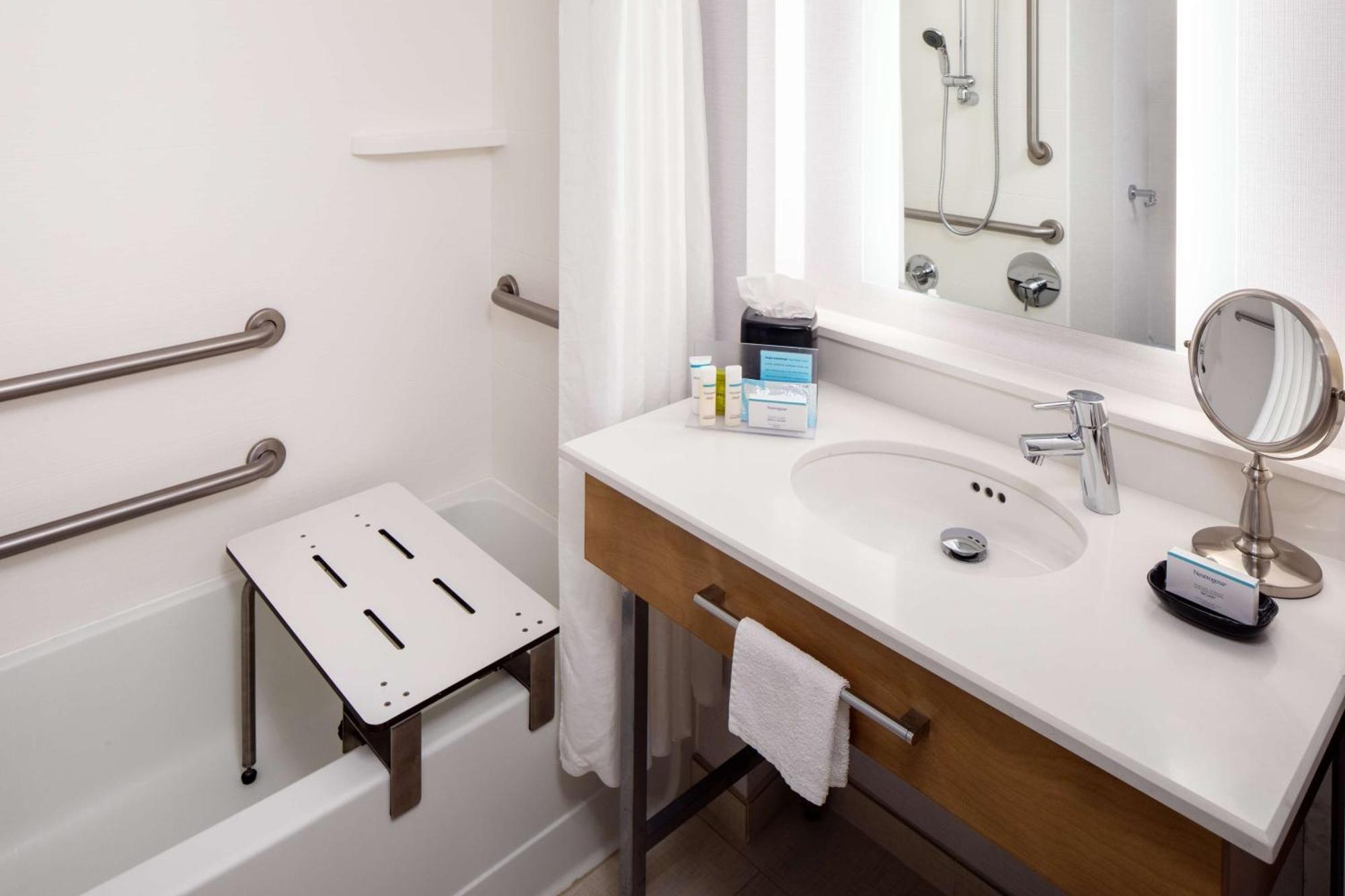 Quarto Queen com 2 Camas Queen-Size - Acesso para Hóspedes com Mobilidade Reduzida/Não Fumantes