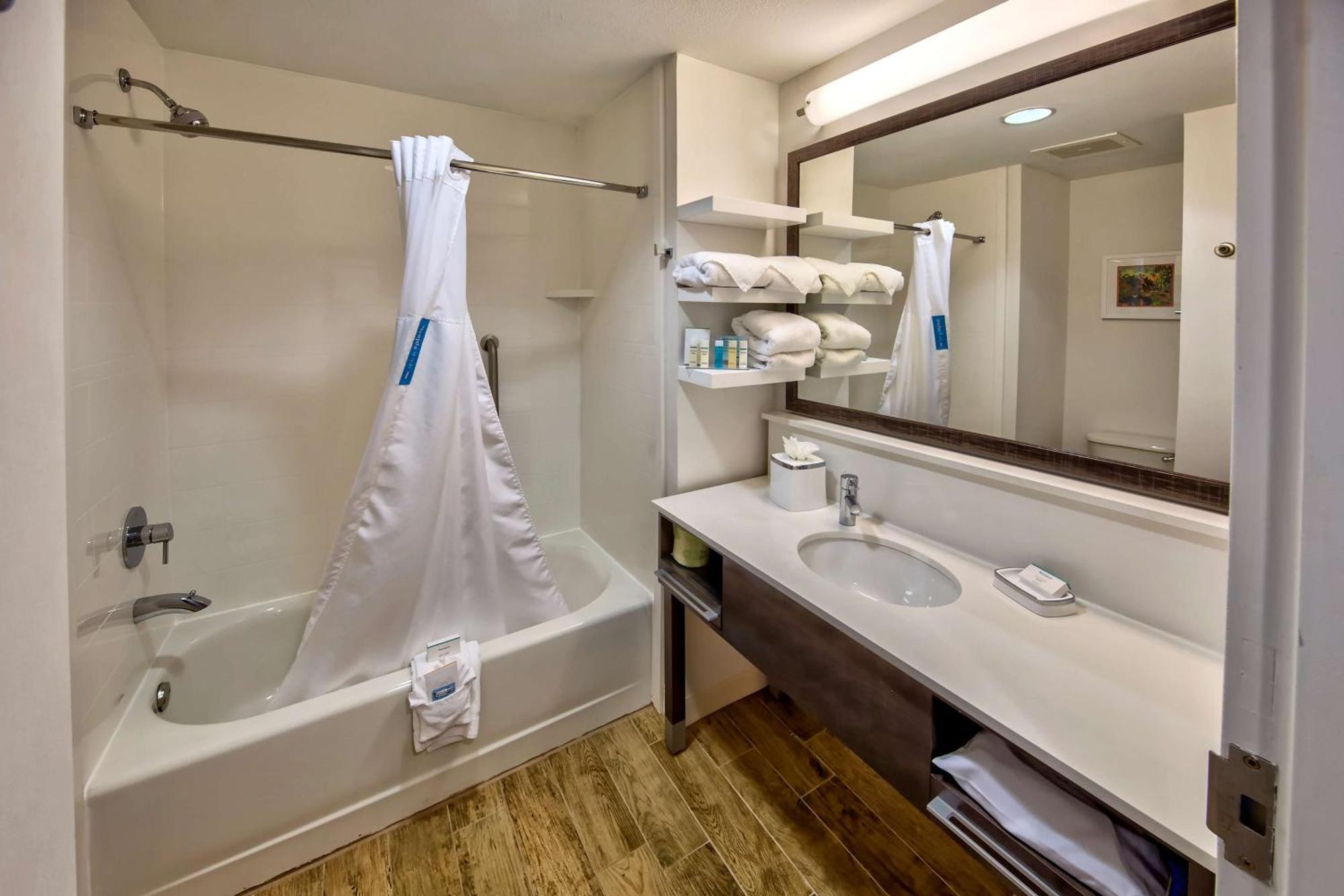 King Room with King Bed - Non-Smoking