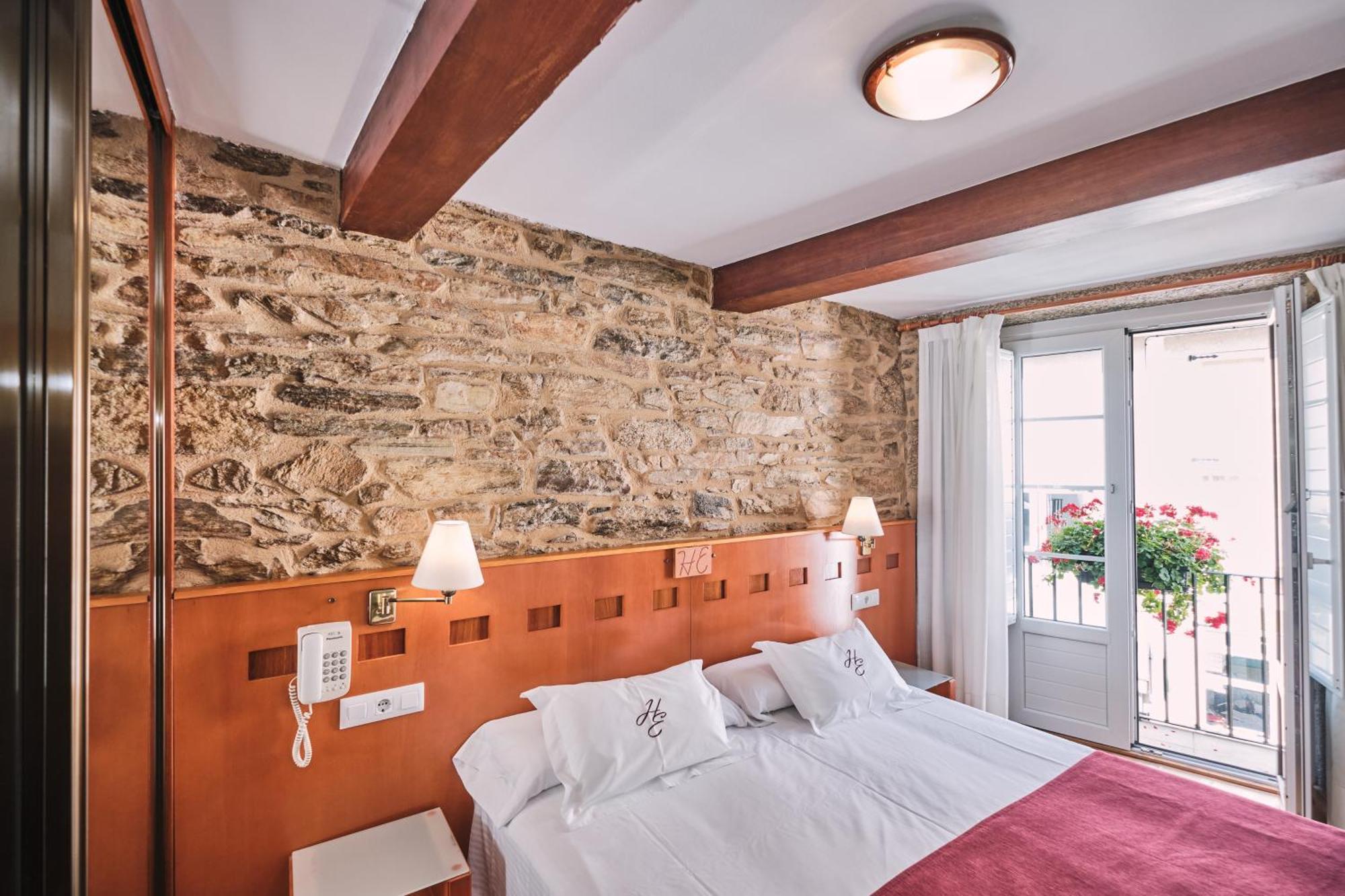 Quarto com Cama de Casal ou 2 de Solteiro e Varanda