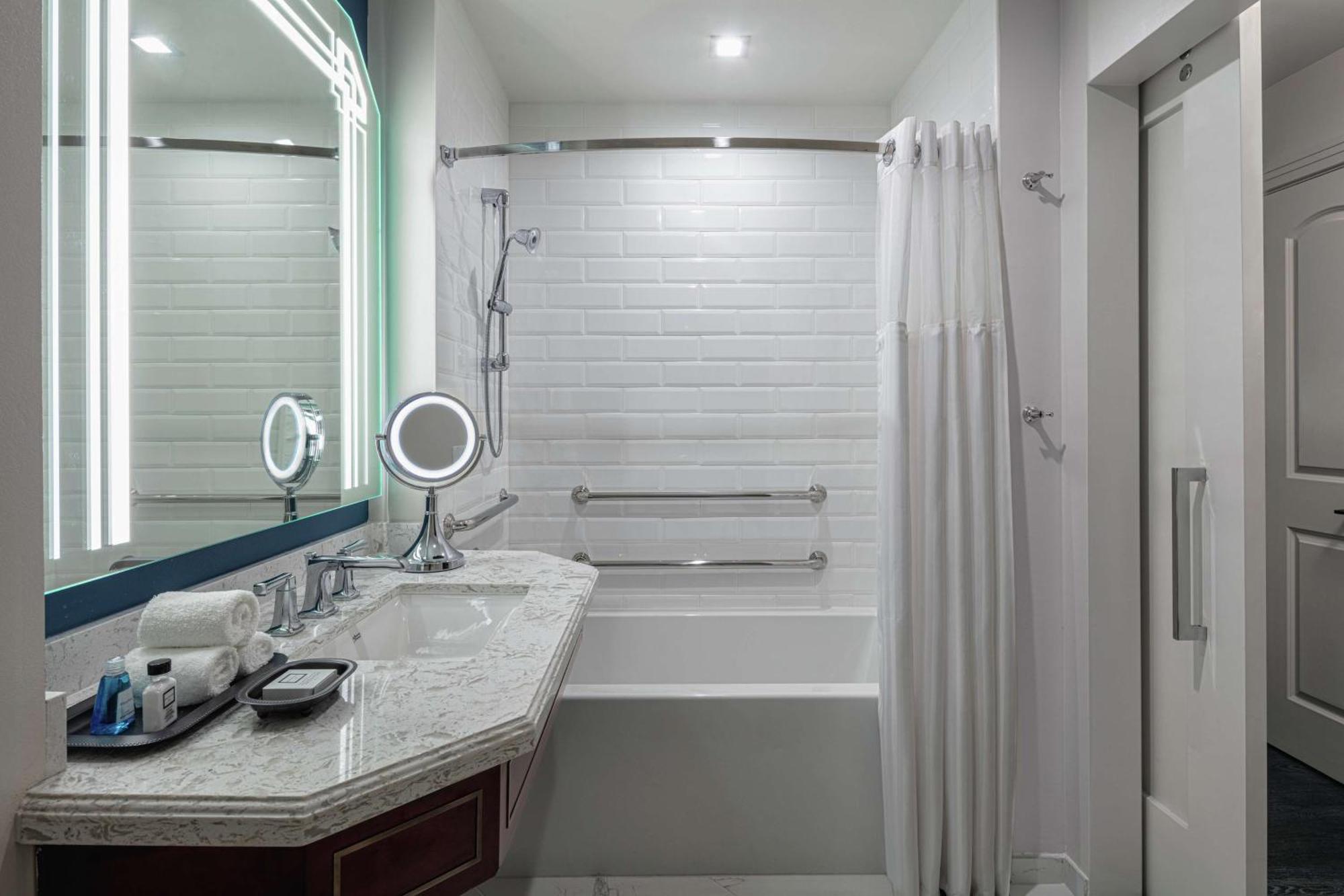 King Room with Accessible Tub - Mobility Access