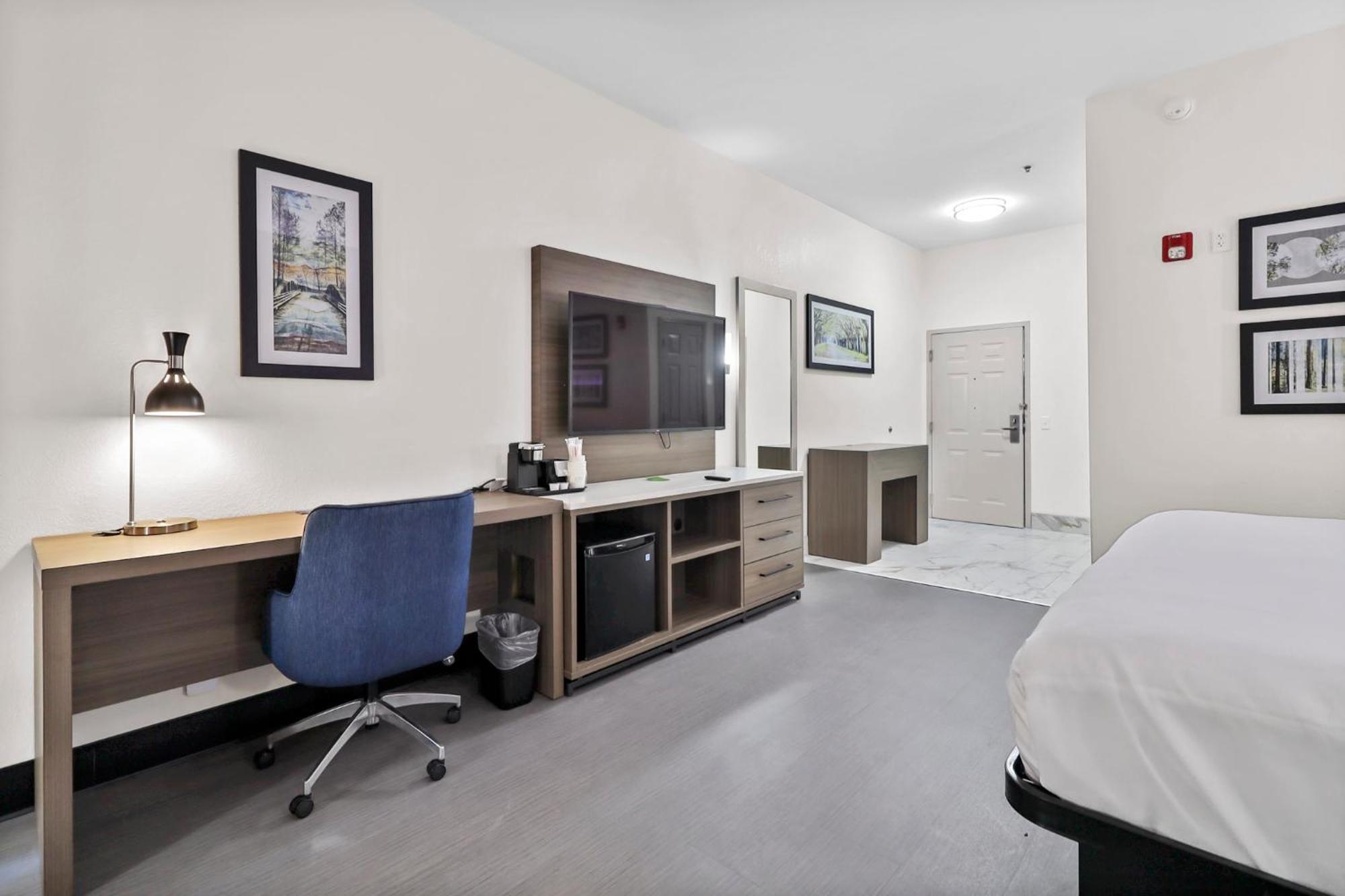 King Room with Bath Tub - Mobility Accessible/Non-Smoking