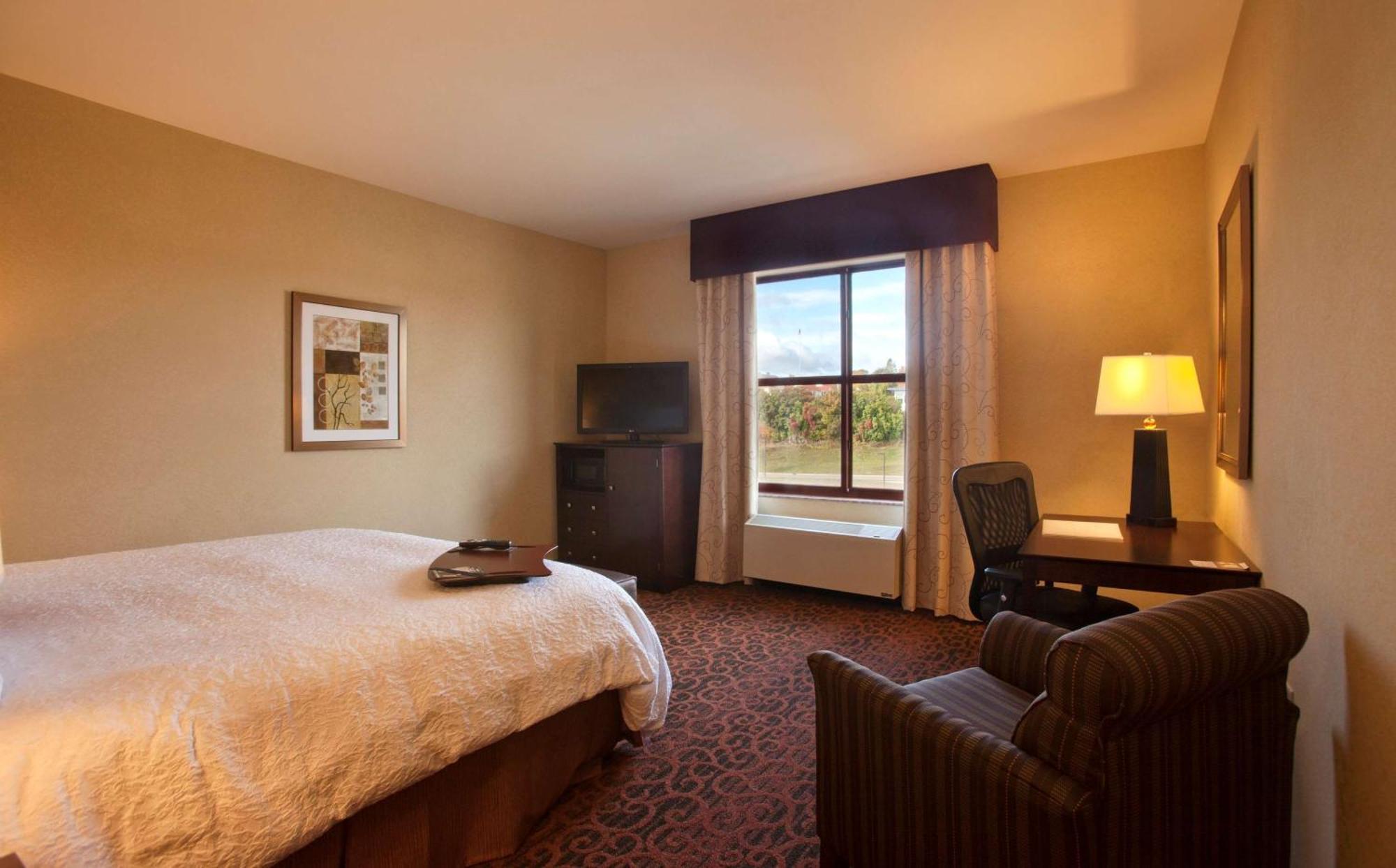 King Room with King Bed - Non-Smoking