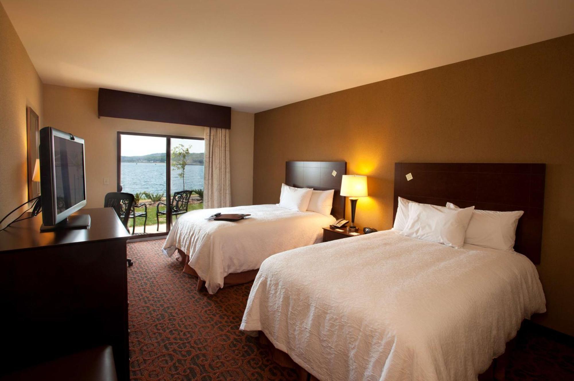 Queen Room with Two Queen Beds - Lake View