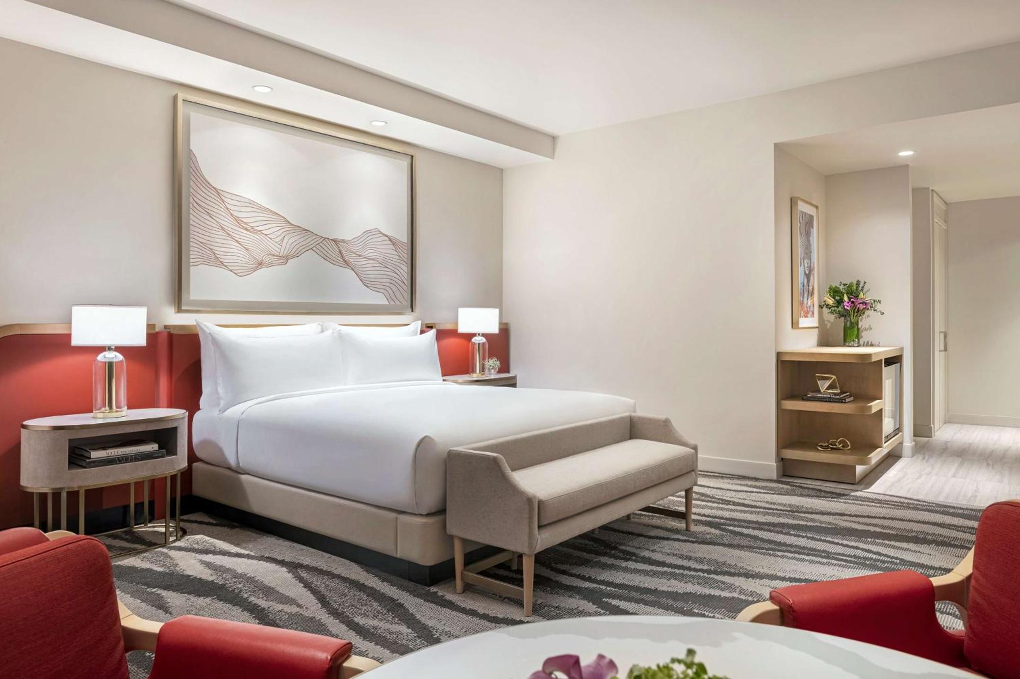 Premium Zimmer mit Kingsize-Bett und Blick auf die Stadt