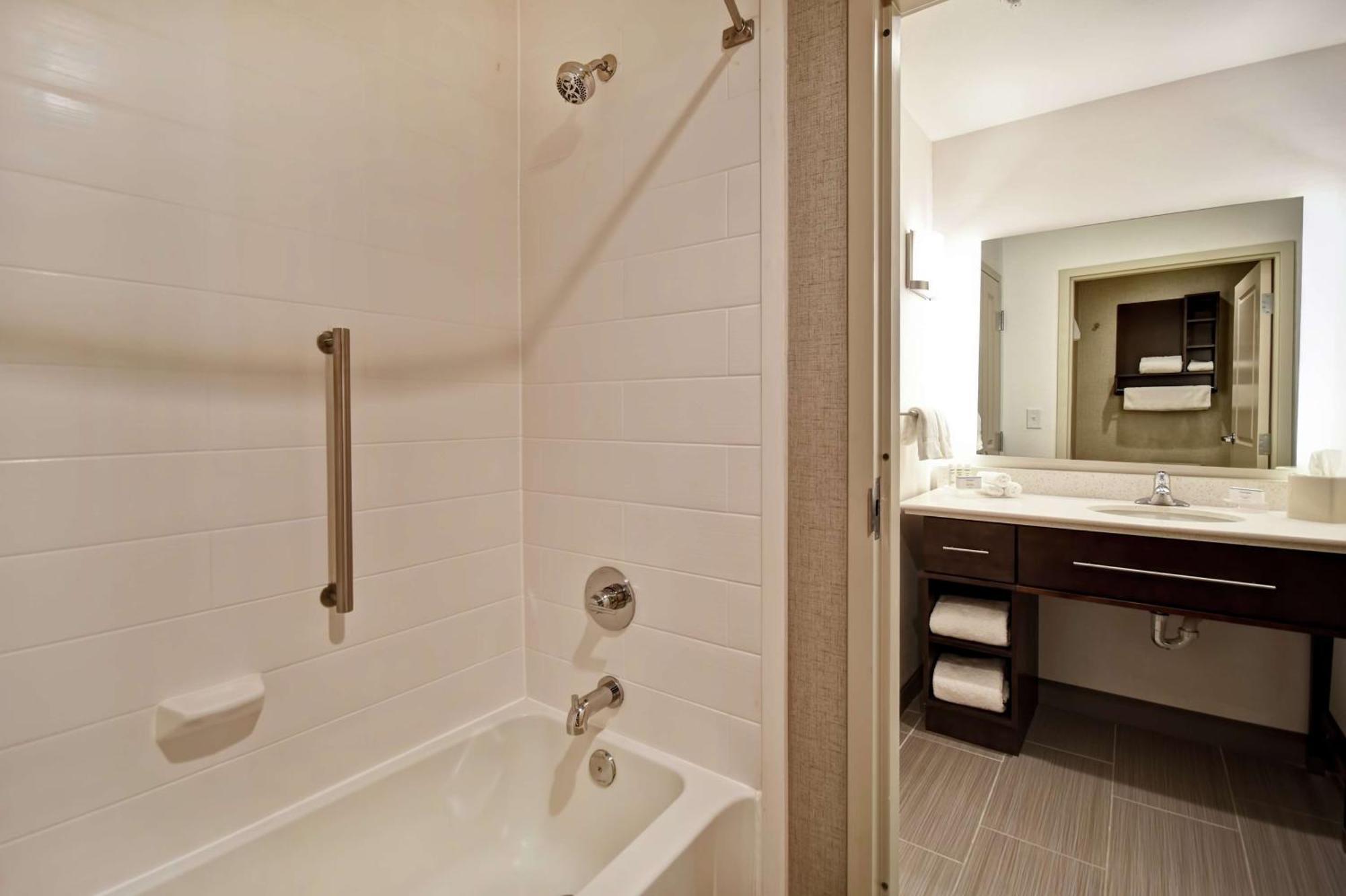 One-Bedroom Queen Suite with Two Queen Beds - Non-Smoking