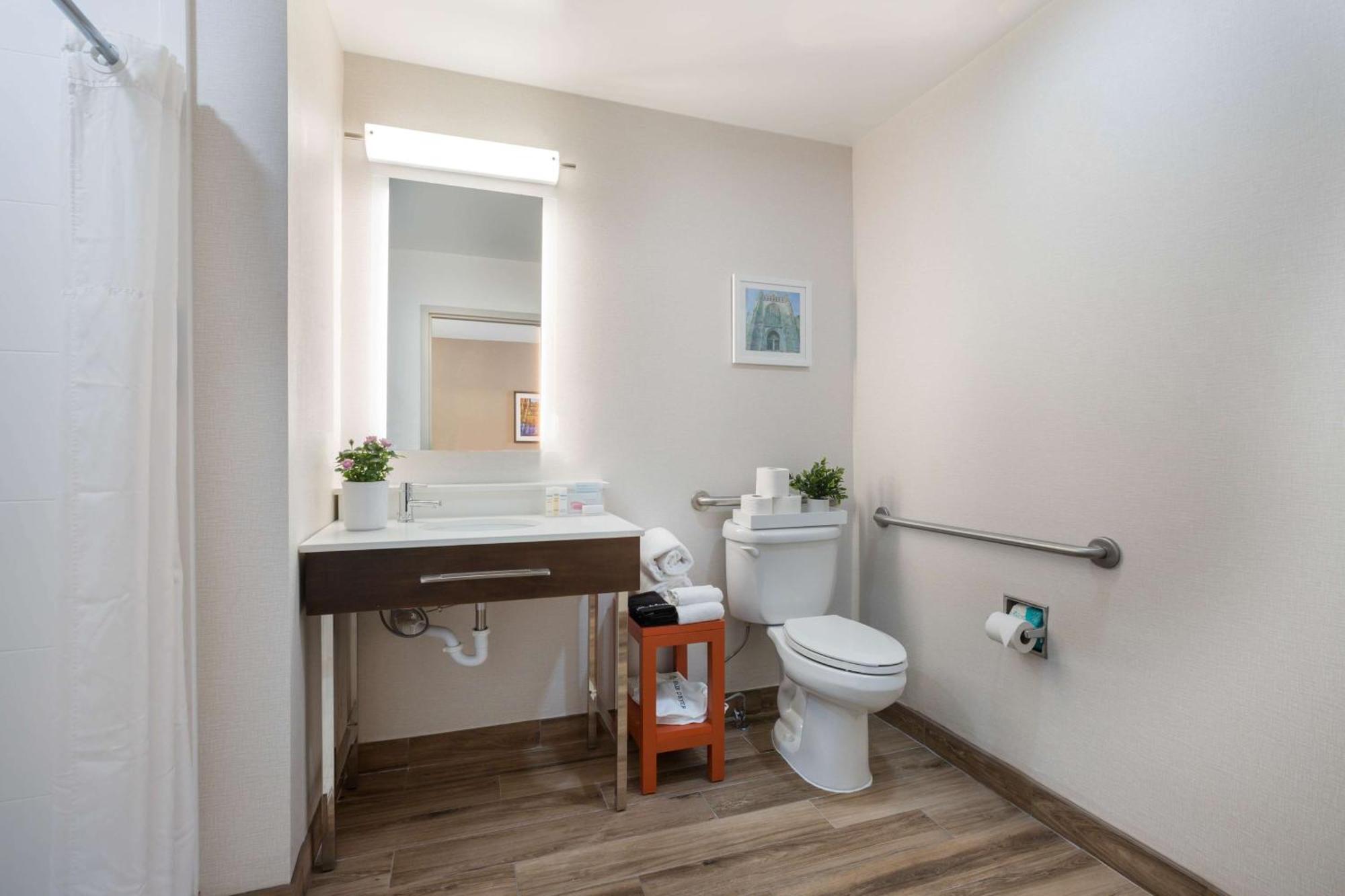 Queen Room with Bath Tub - Disability Access/Non-Smoking