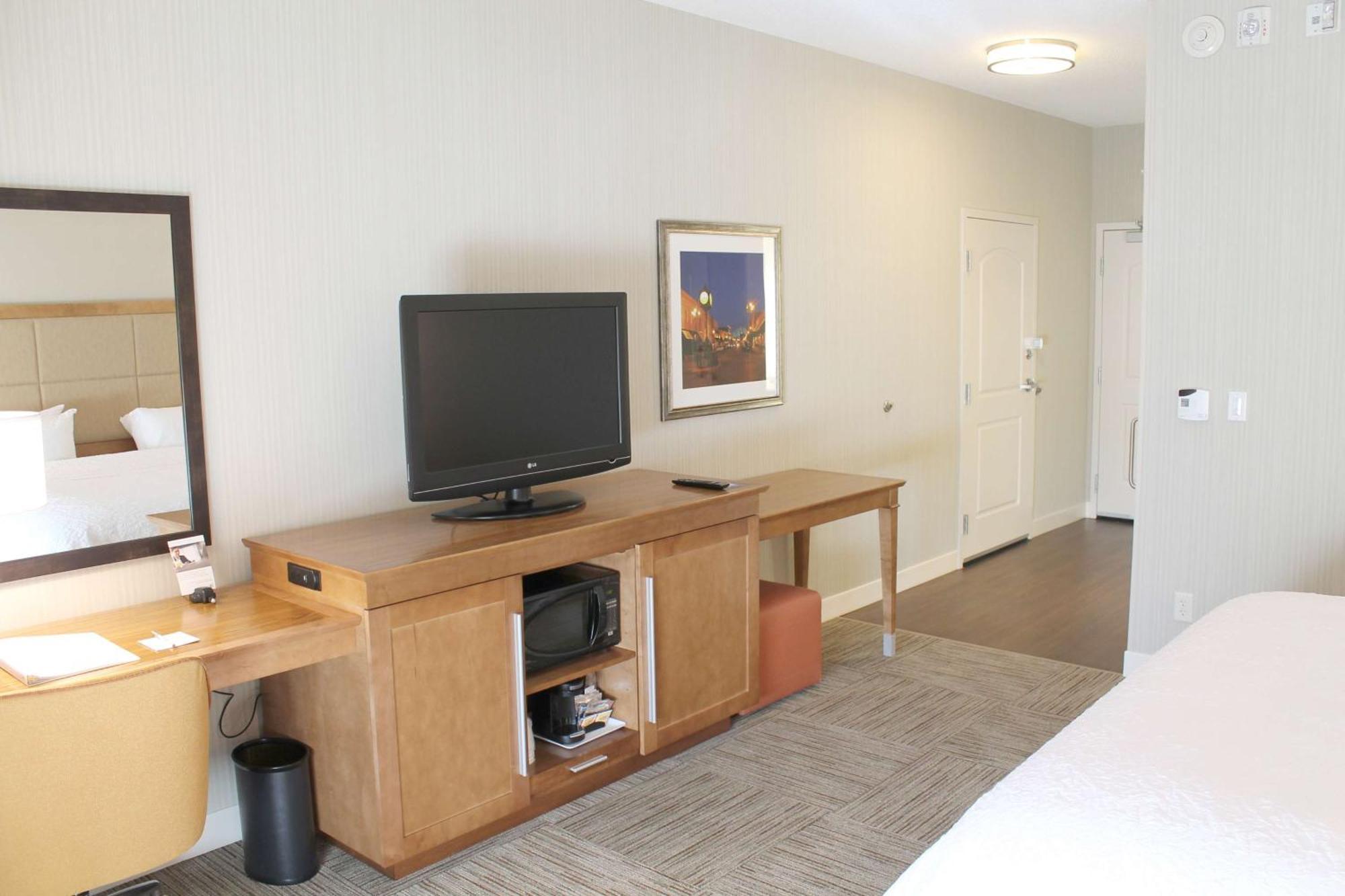 King Room with Sofa Bed - Hearing Accessible/Non-Smoking
