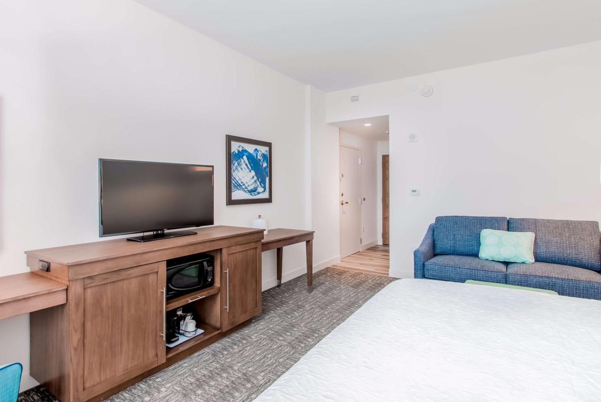 King Room with Balcony - Non-Smoking