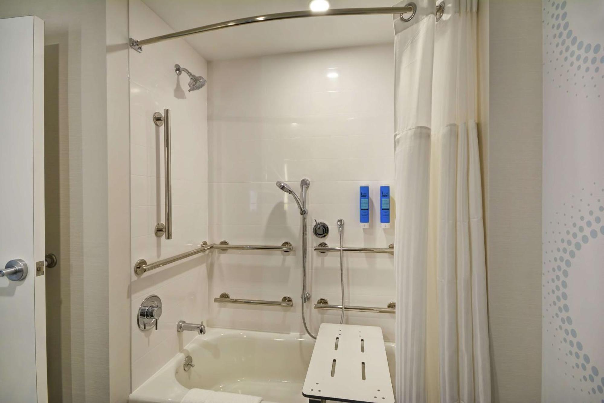 King Room with Bath Tub - Mobility and Hearing Access