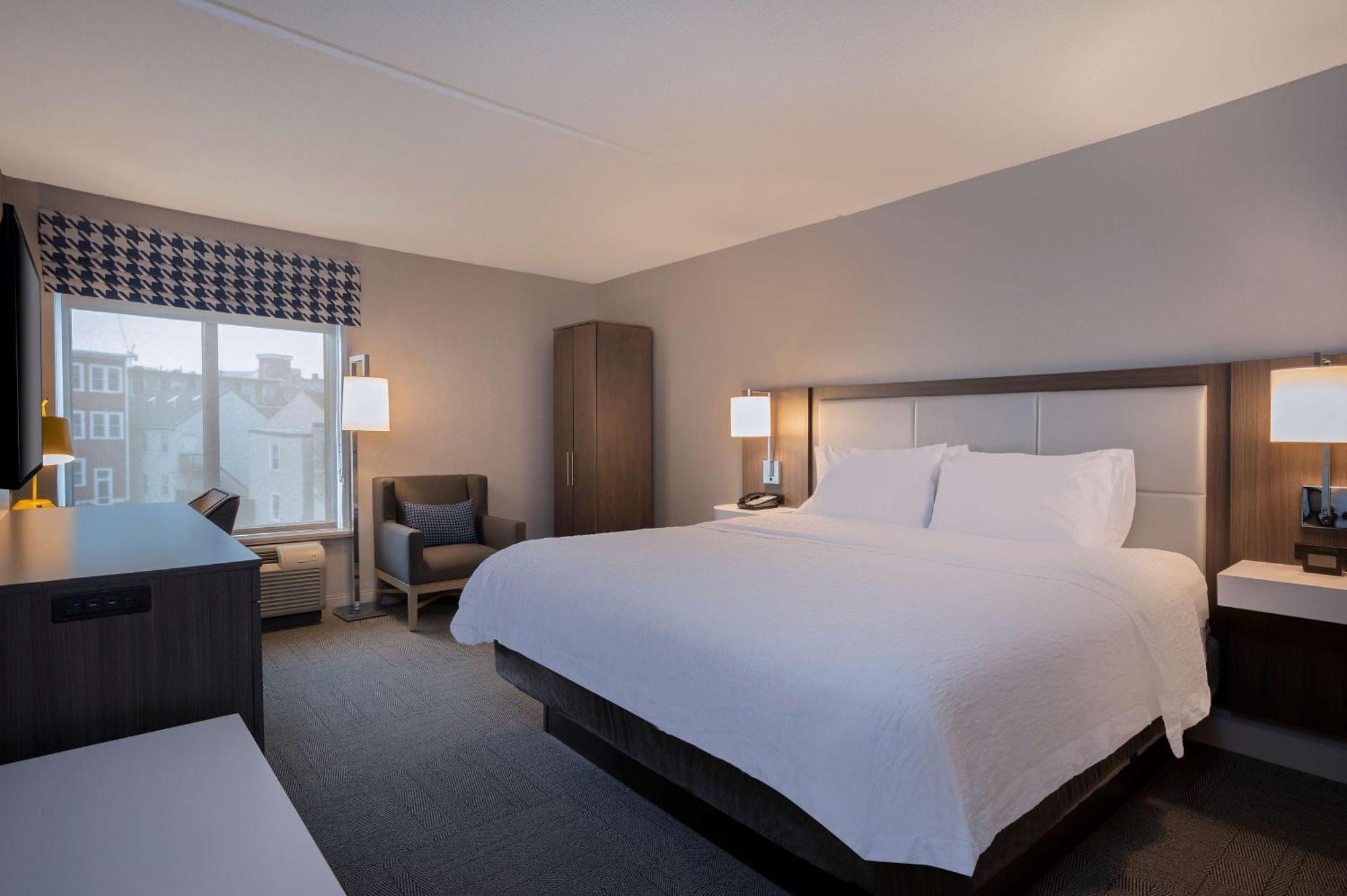 King Room with King Bed - Non-Smoking