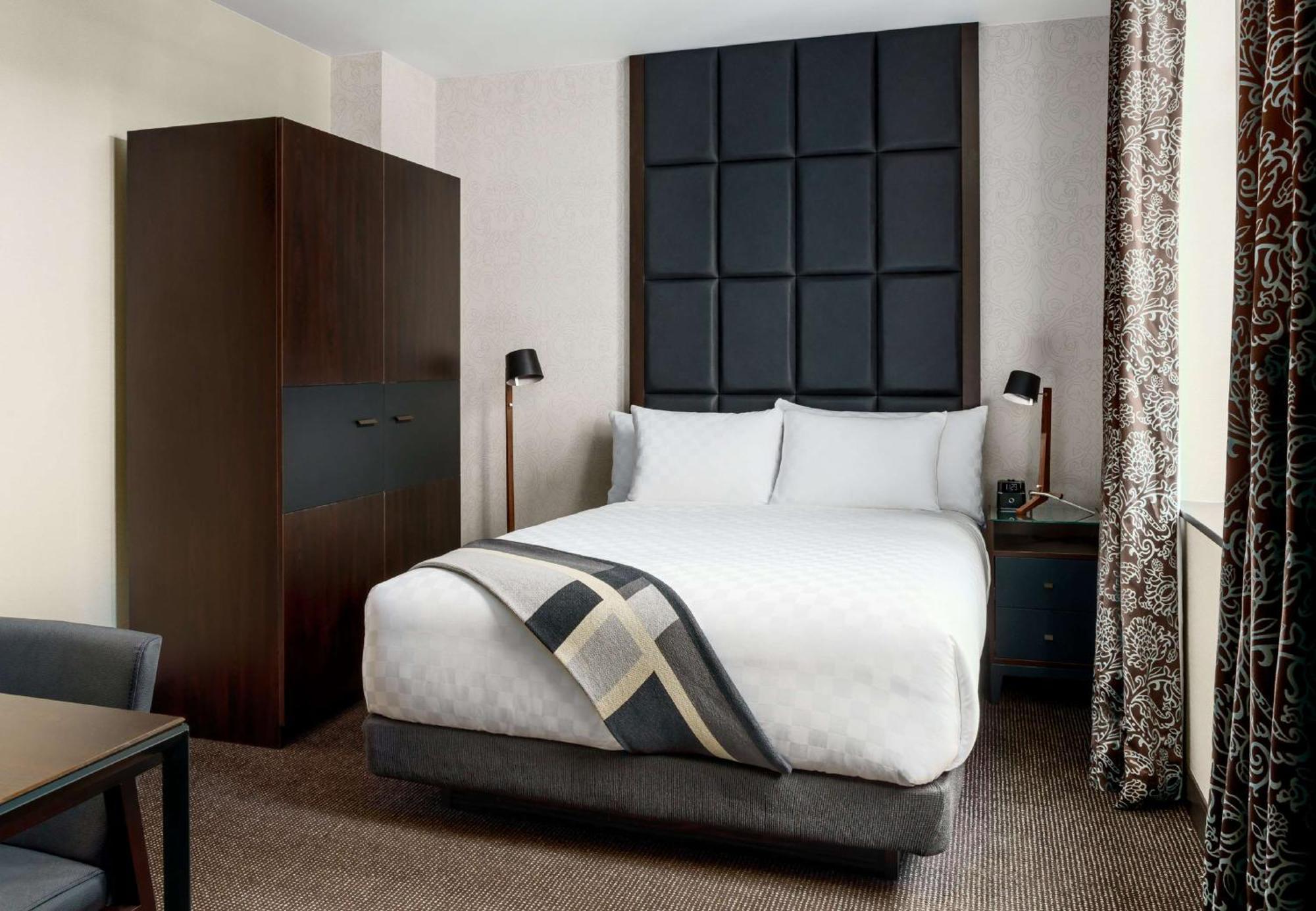 Queen Room Roll Shower Mobility Accessible,1551991549:JPEG