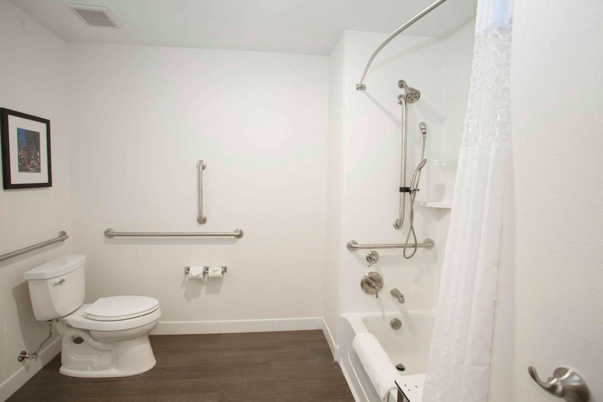 King Room with Accessible Tub - Mobility and Hearing Access/Non-Smoking