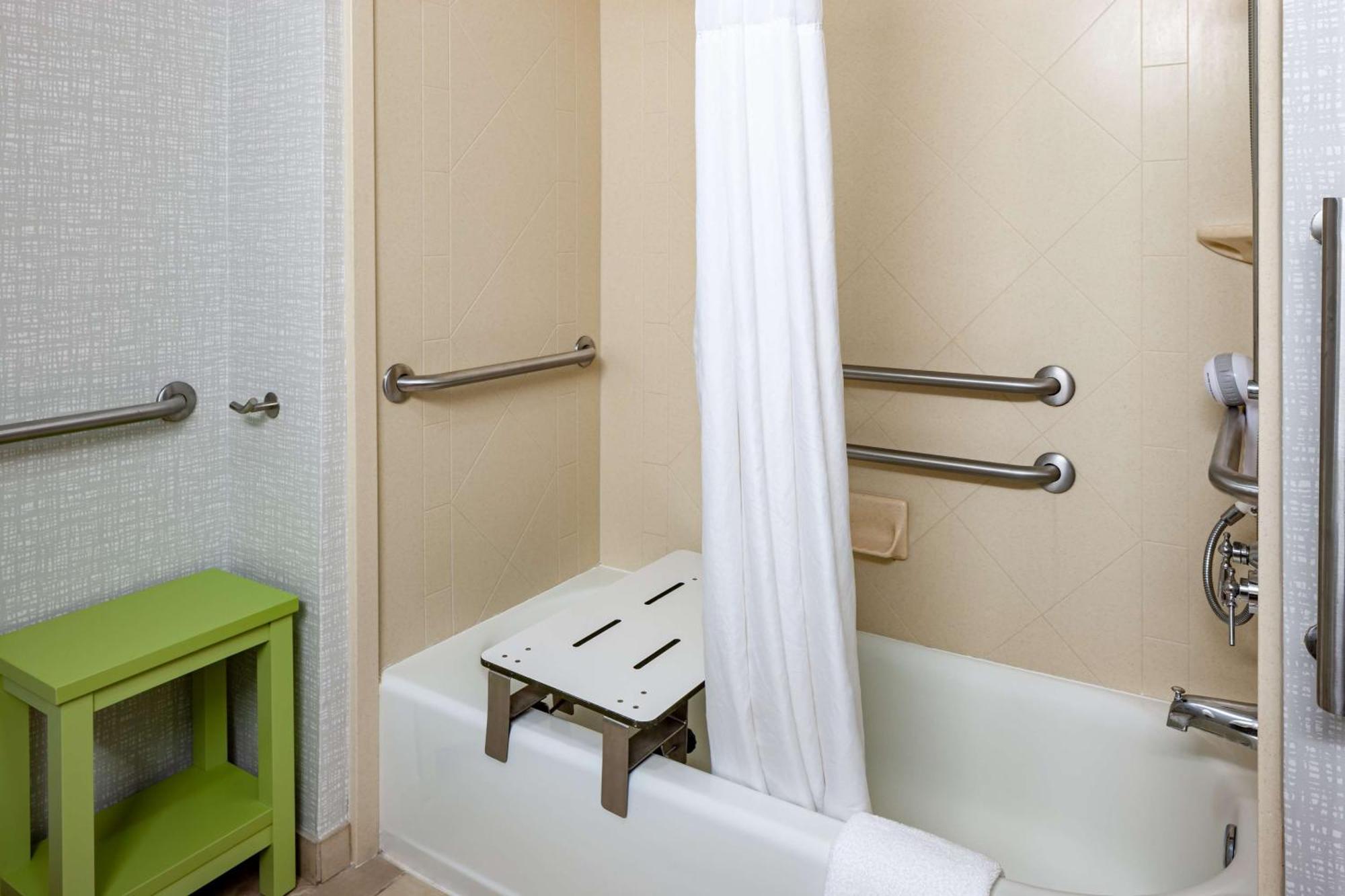 Queen Room with Two Queen Beds and Bath Tub - Mobility Access