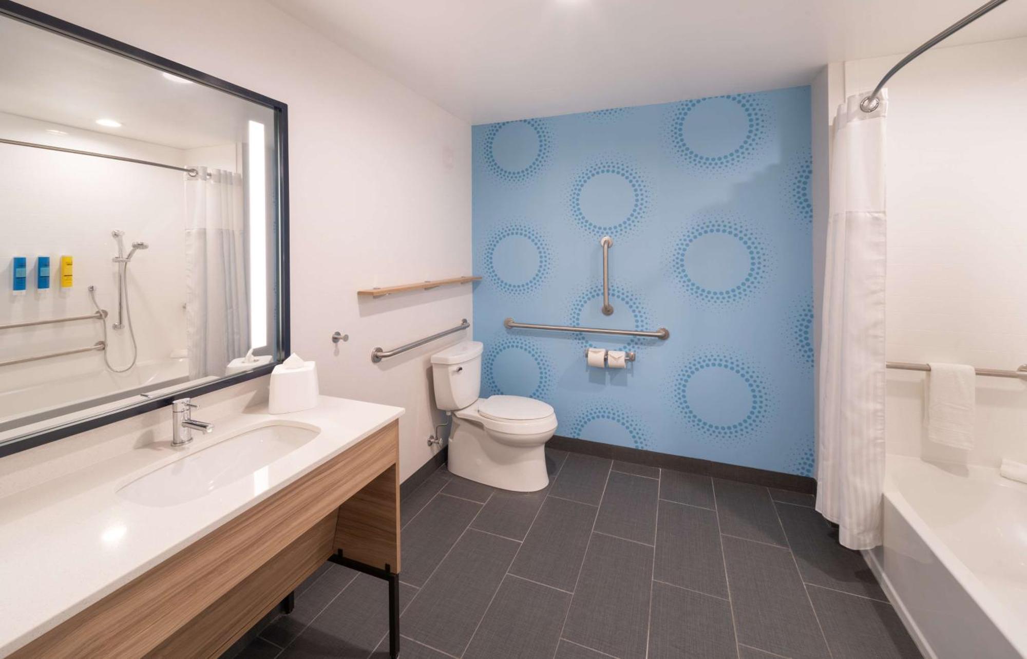 King Room with Bath Tub - Mobility Access