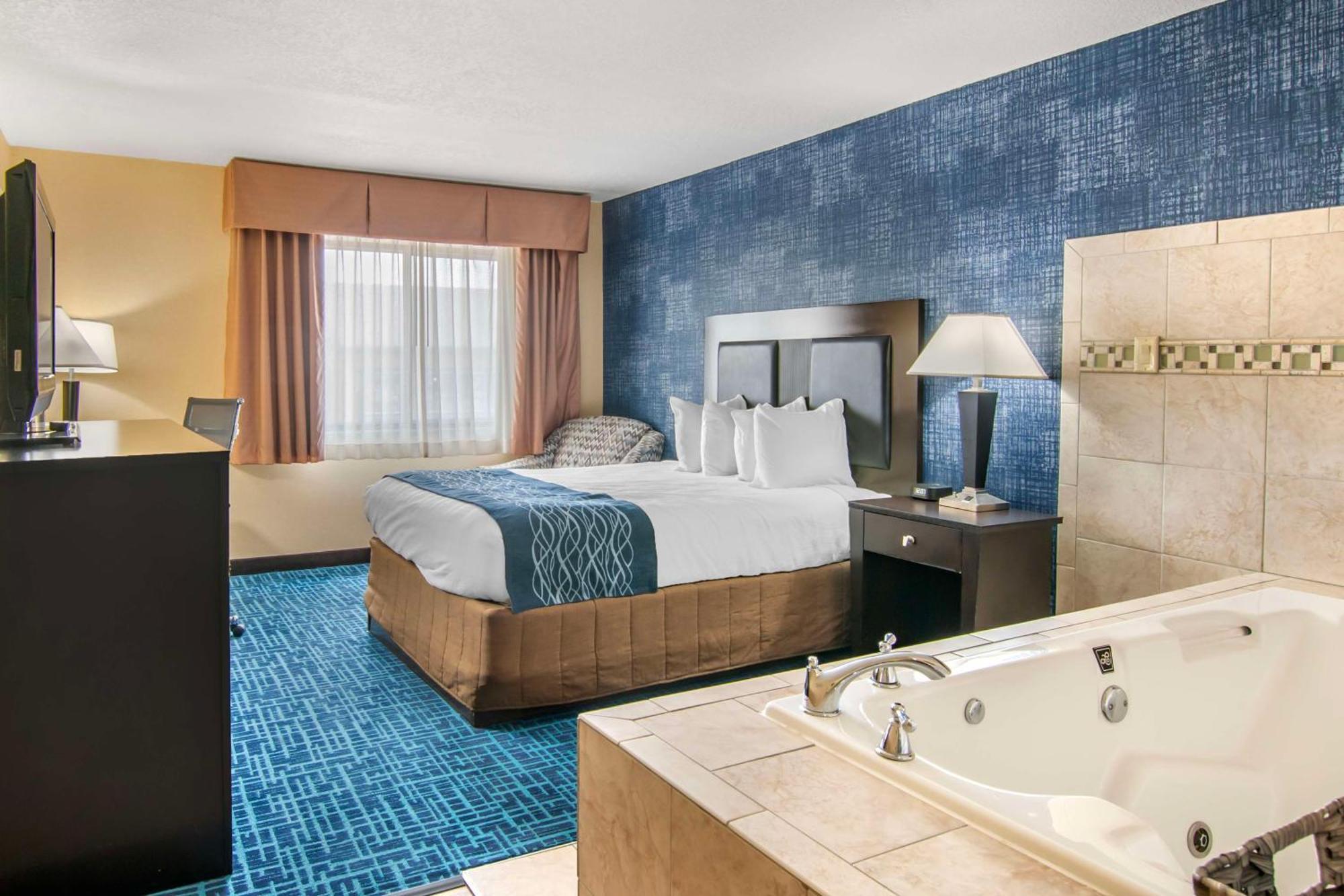 Queen Suite with Whirlpool - Non-Smoking