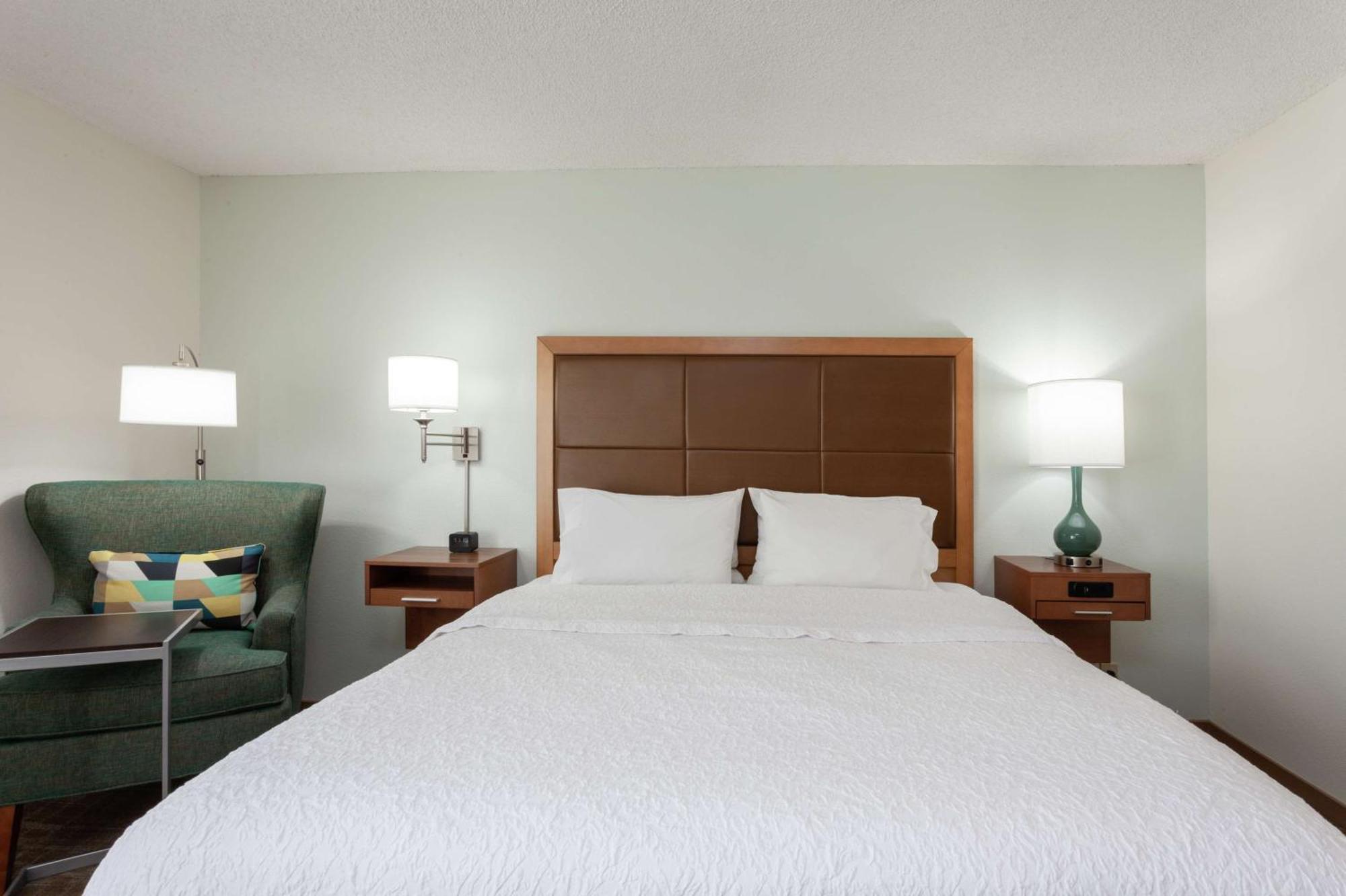 King Room with King Bed - Non-Smoking