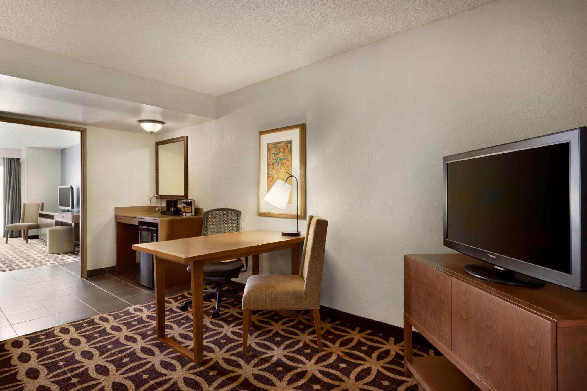 King Suite with Bath Tub - Mobility Access