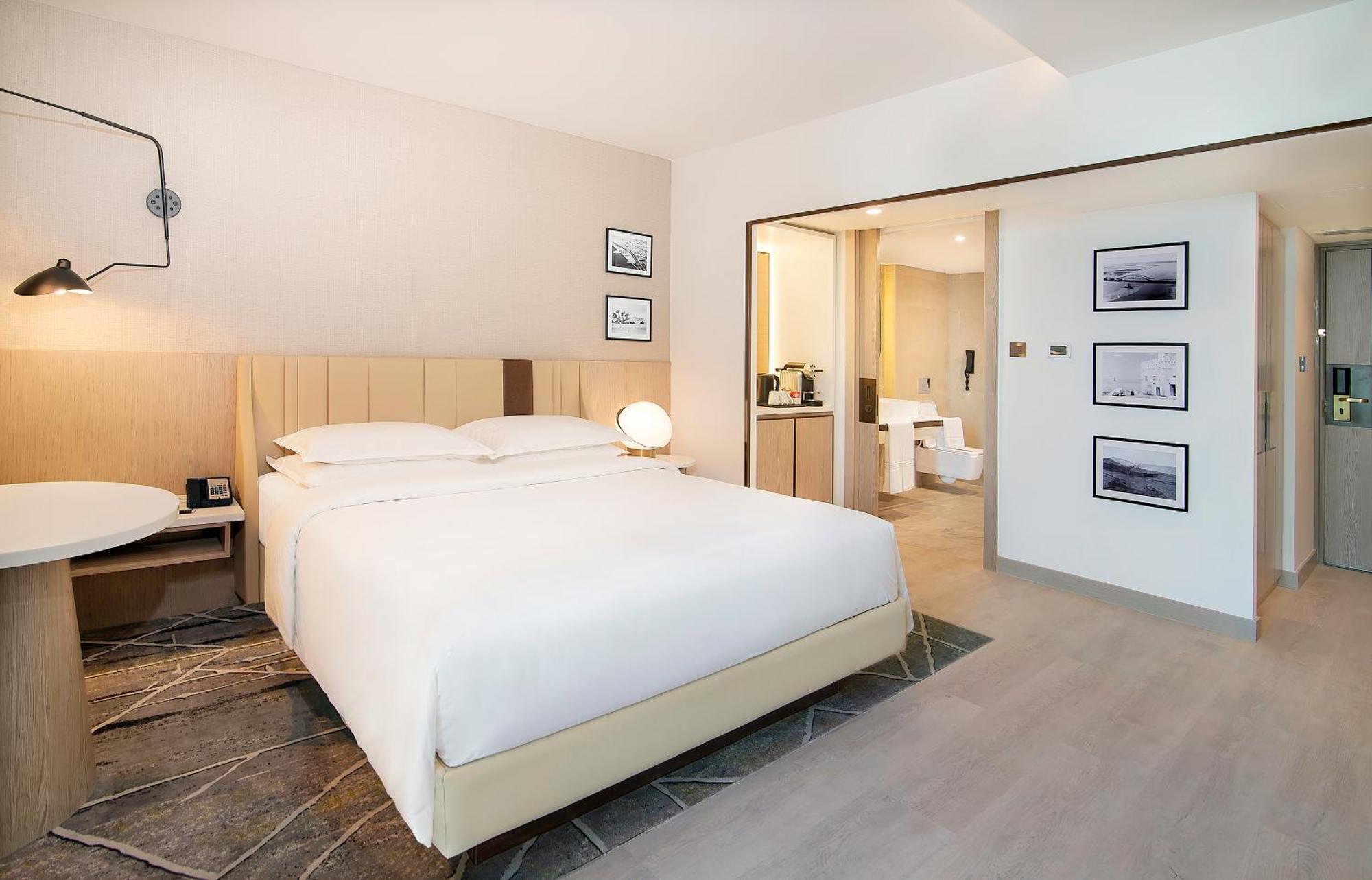 Club Kamer met kingsize bed met uitzicht op het resort en toegang tot de Club Lounge