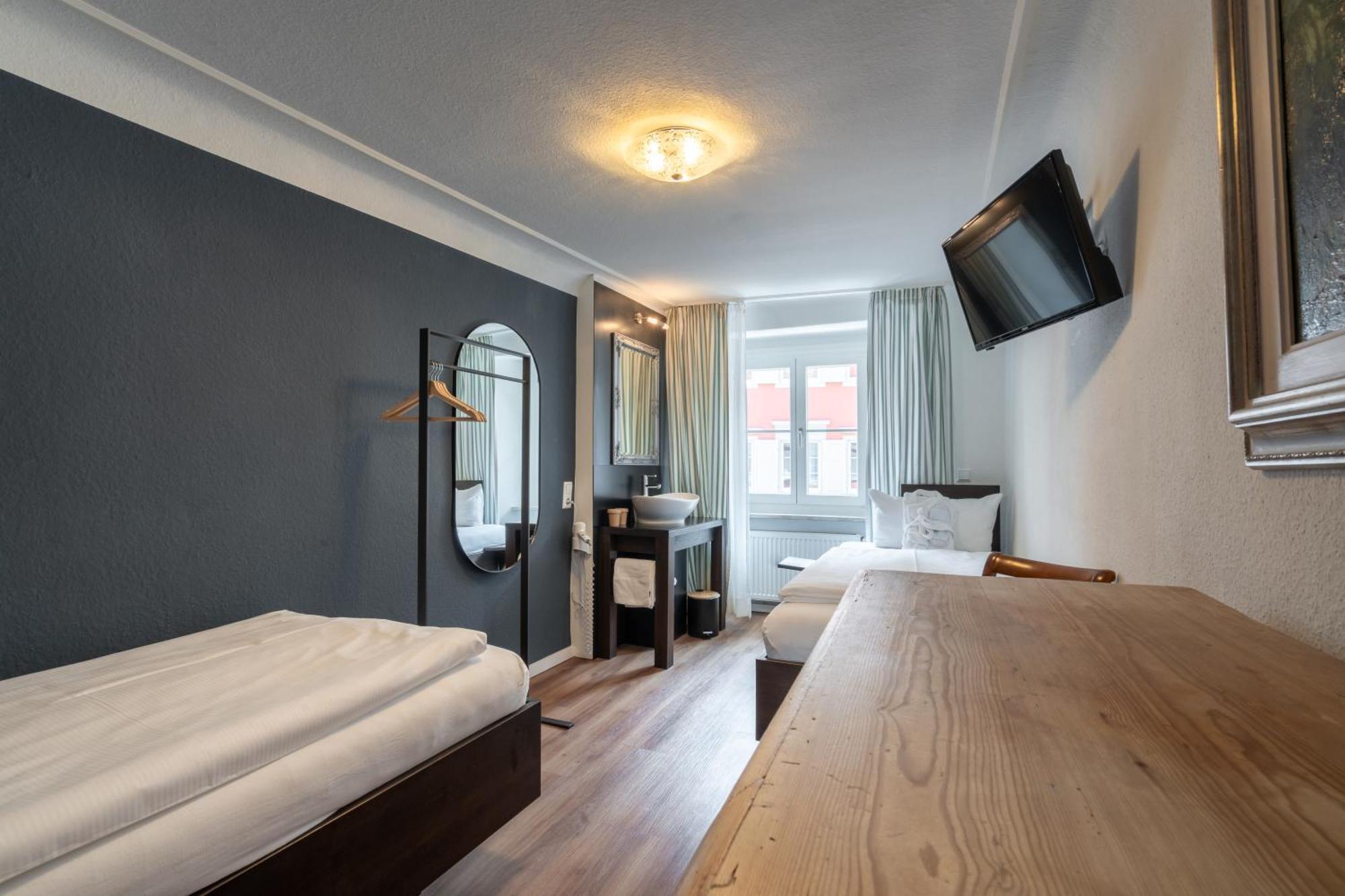 Chambre Lits Jumeaux avec Salle de Bains Commune