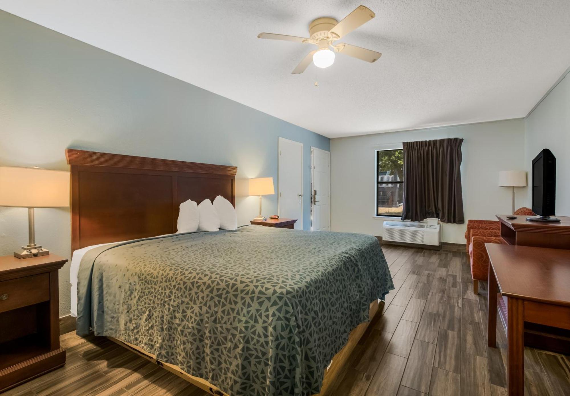 1 Bedroom King Suite/Sofa Bed - Non-smoking