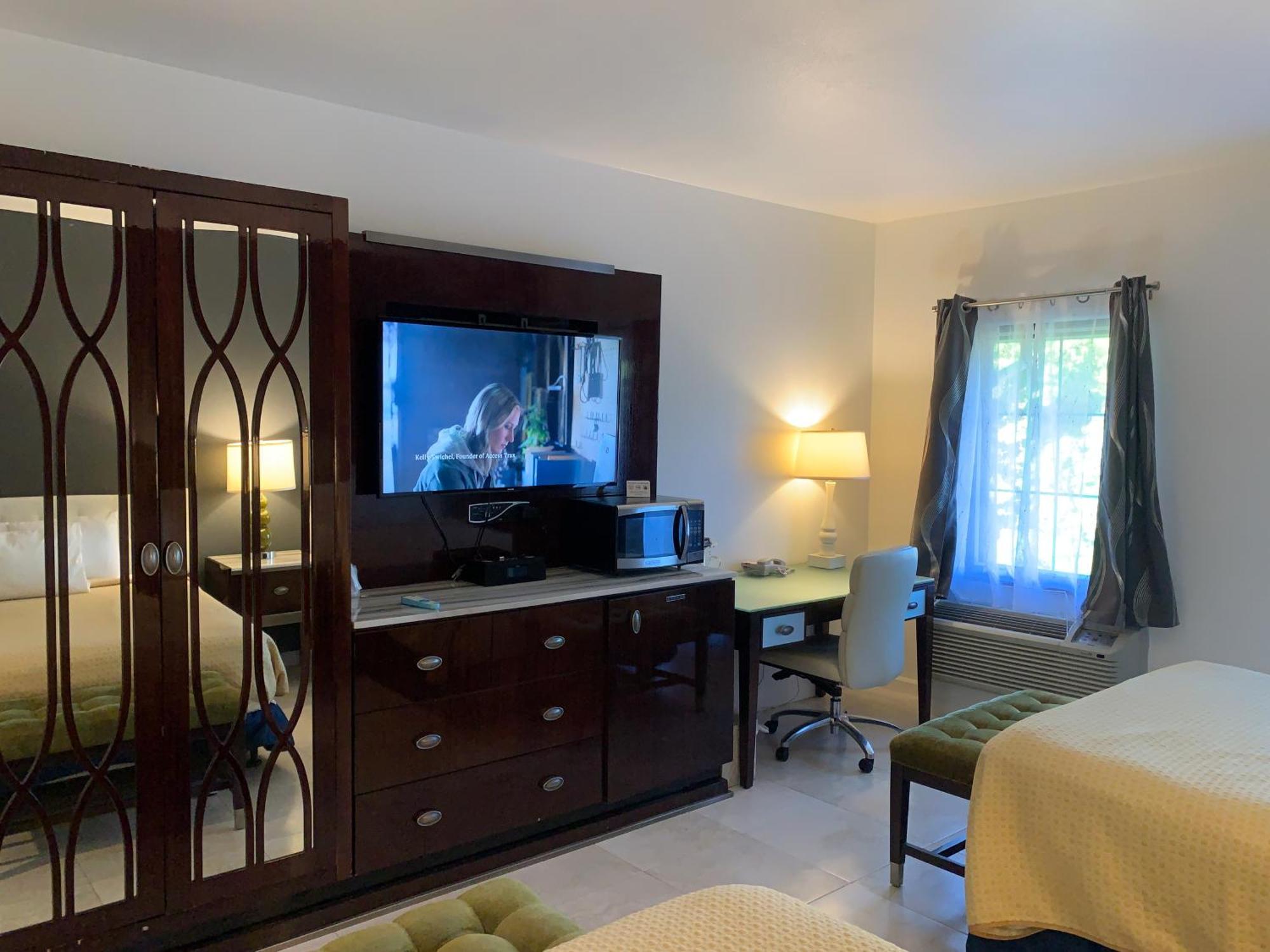 Deluxe Queen Room with Two Queen Beds - Non-Smoking