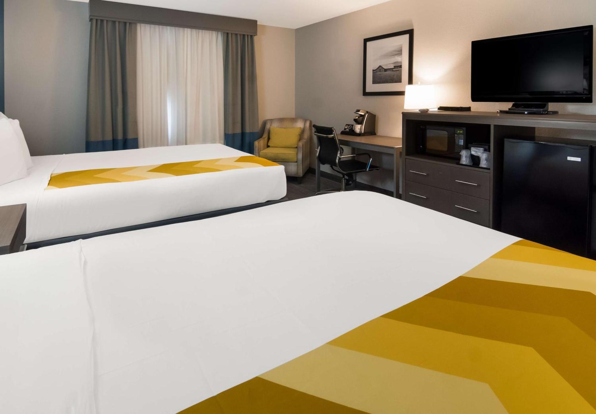 Queen Room with Two Queen Beds and Bath Tub - Disability Access/Non-Smoking