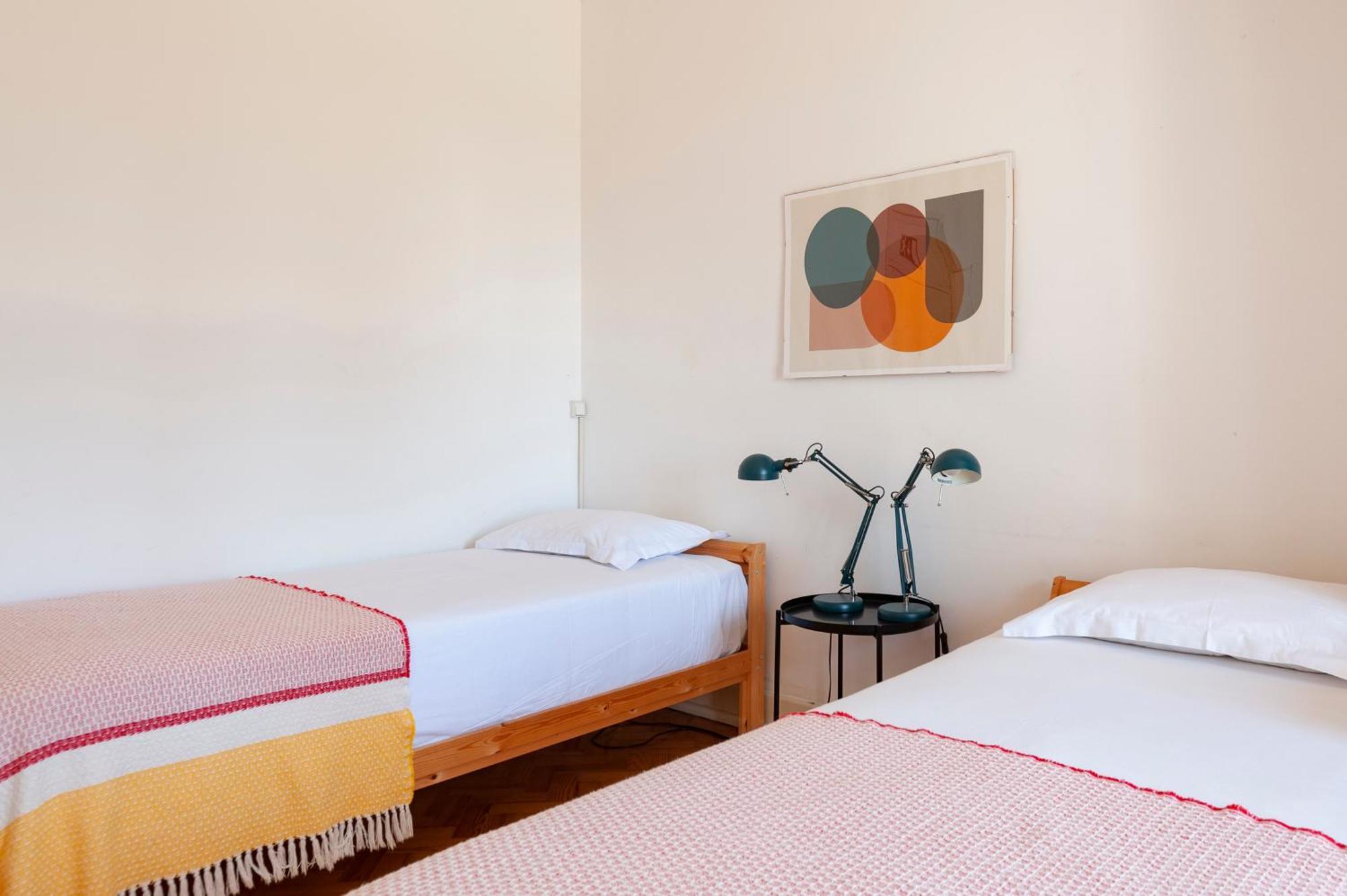 Zweibettzimmer mit Gemeinschaftsbad und Gartenblick