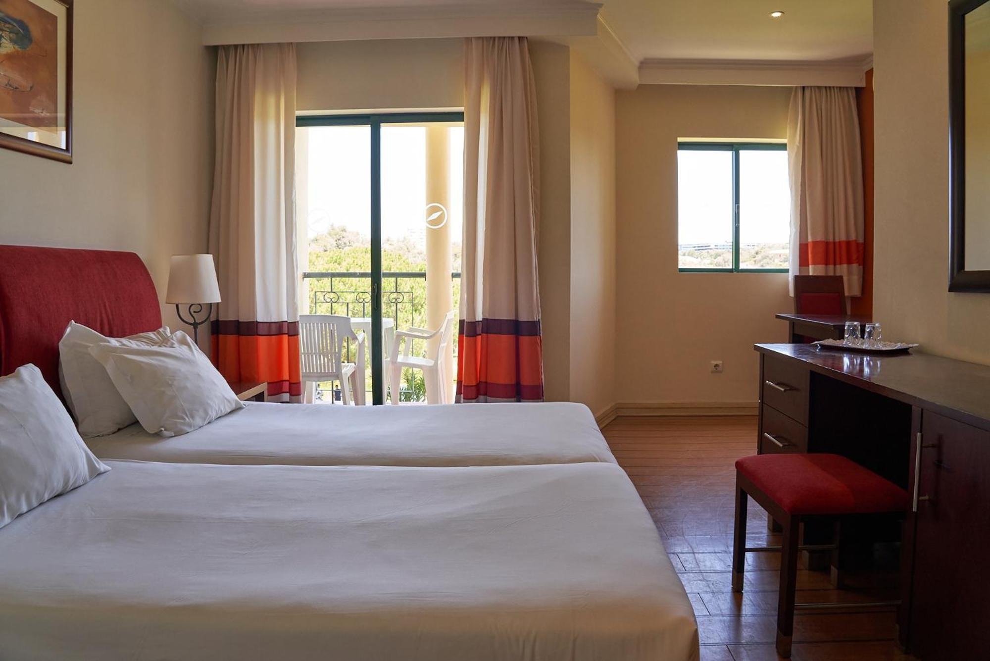 Quarto Duplo ou Twin Deluxe com Vista Piscina