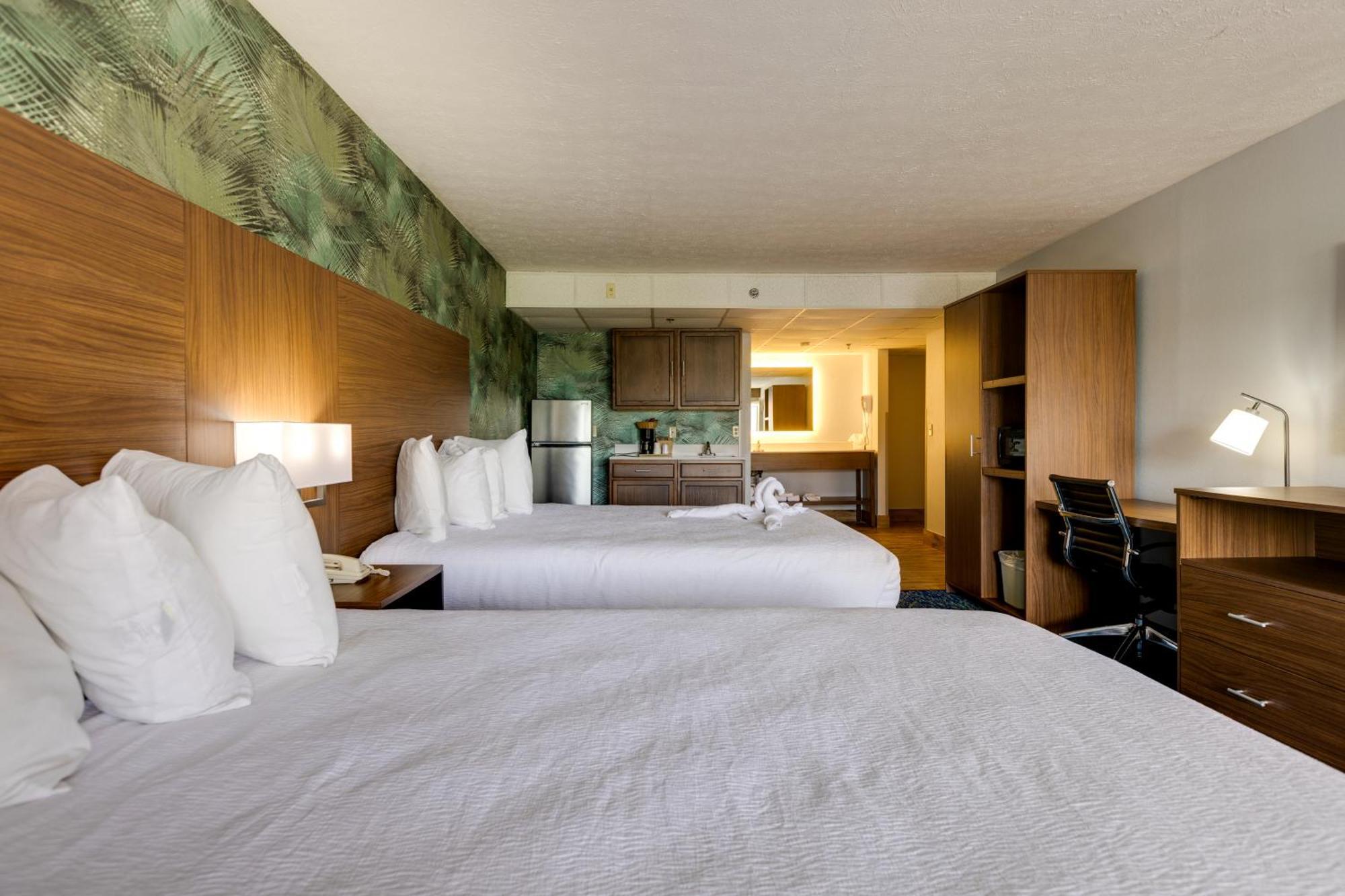 Kitchenette Two Queen Beds
