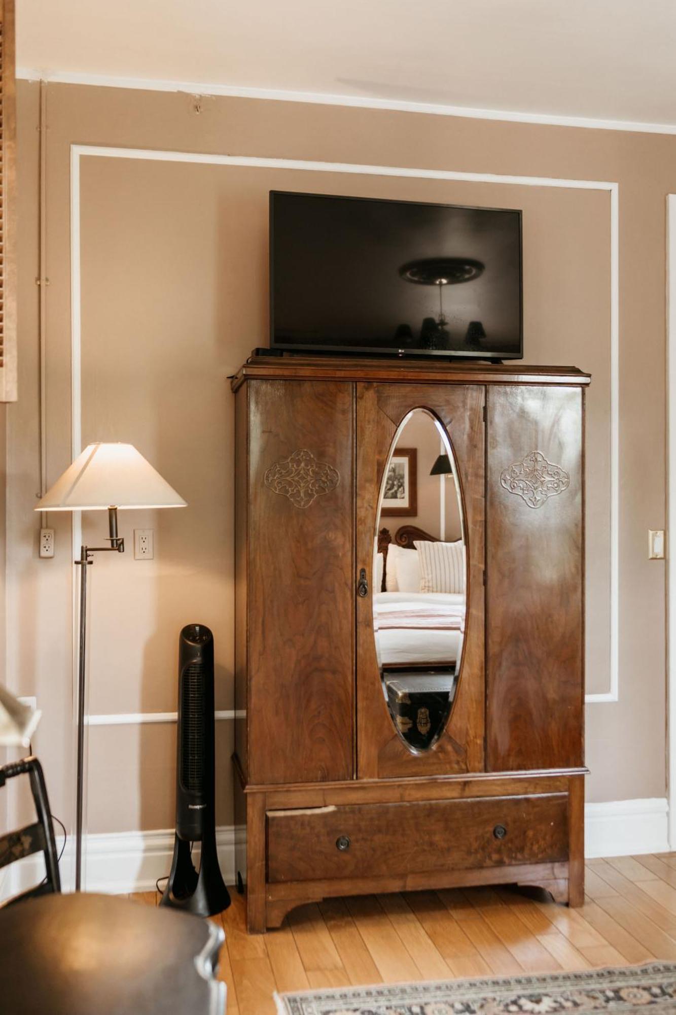 Deluxe King Suite